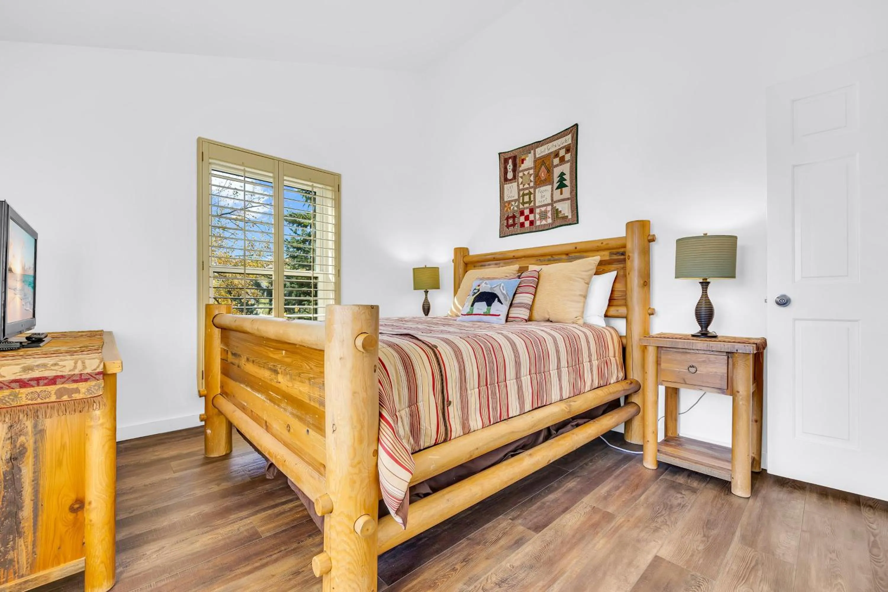 Bed in Fairway Village 2570