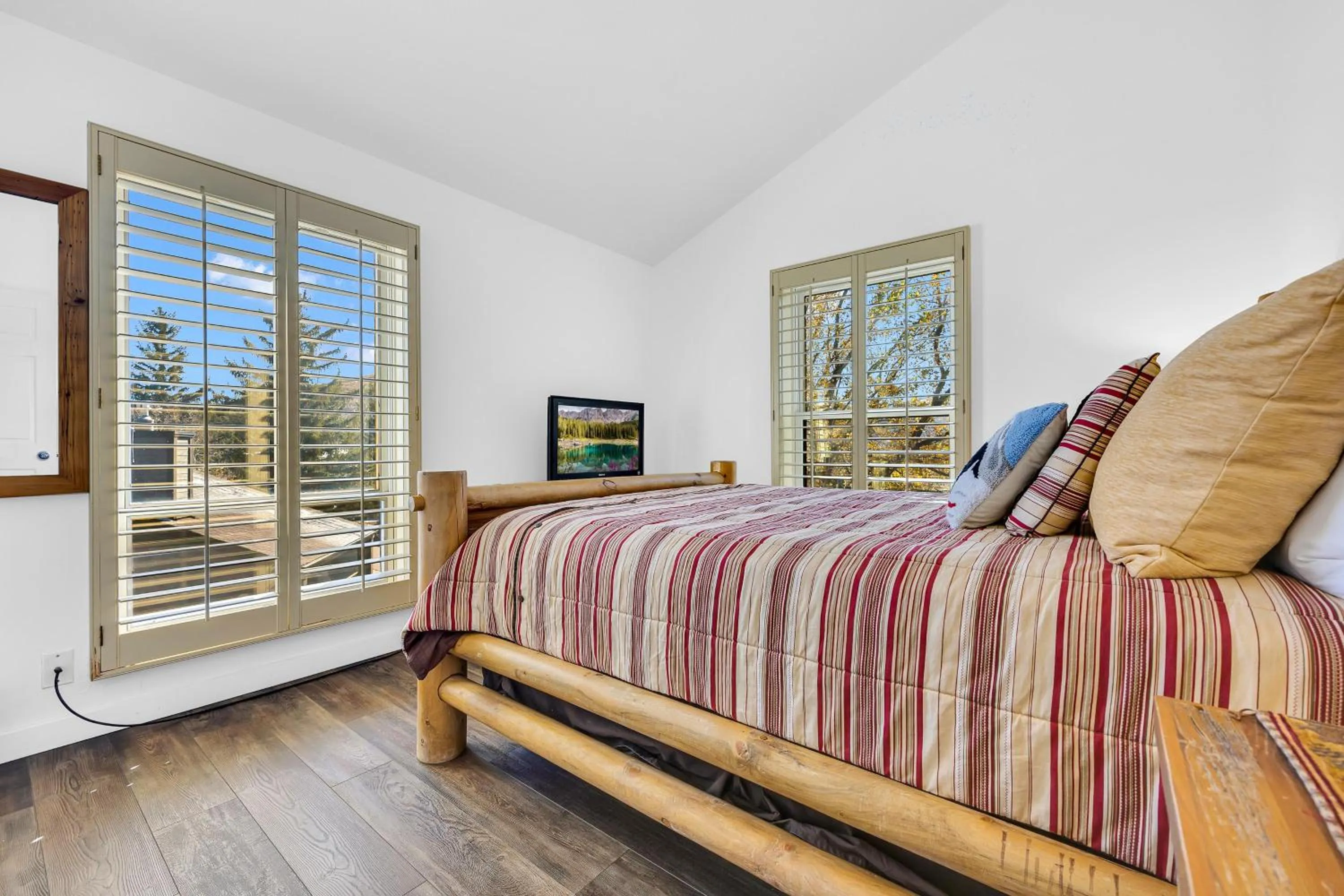 Bed in Fairway Village 2570