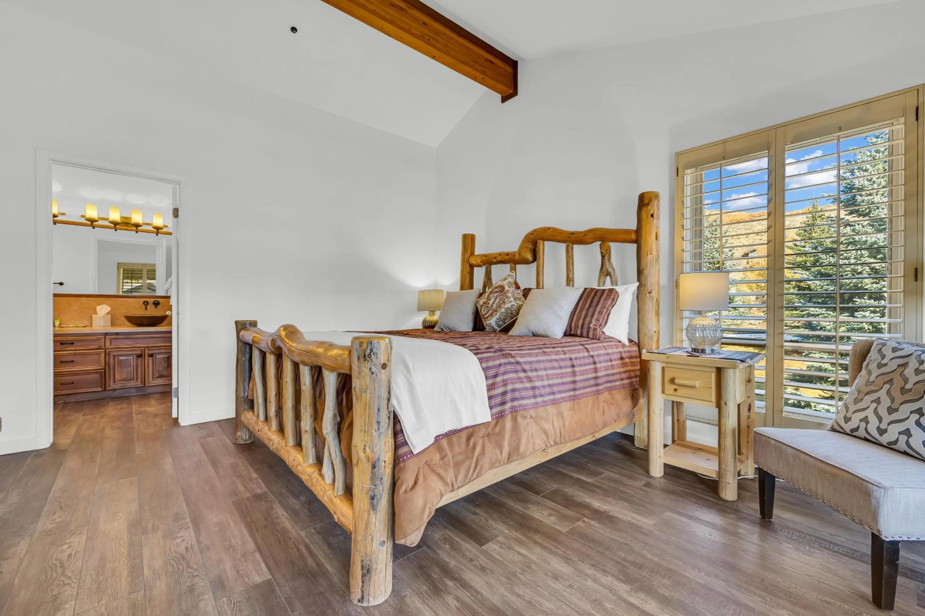 Bed in Fairway Village 2570