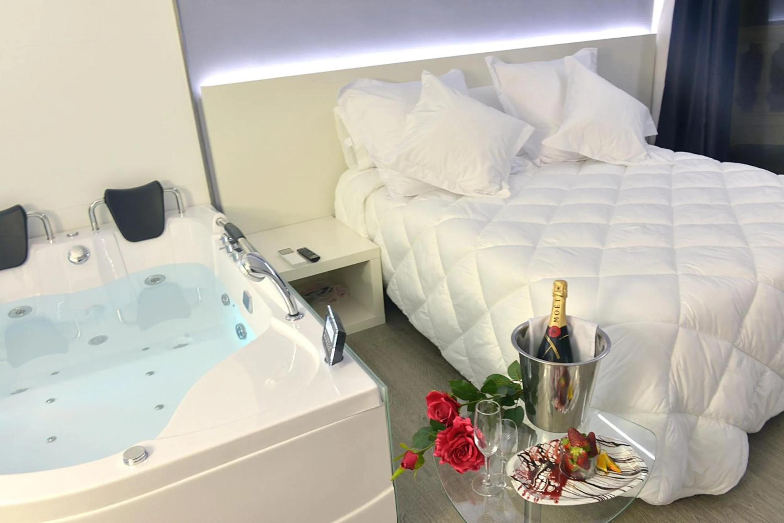 Hot Tub, Bed in Alcalá del Jucar Hotel Pelayo