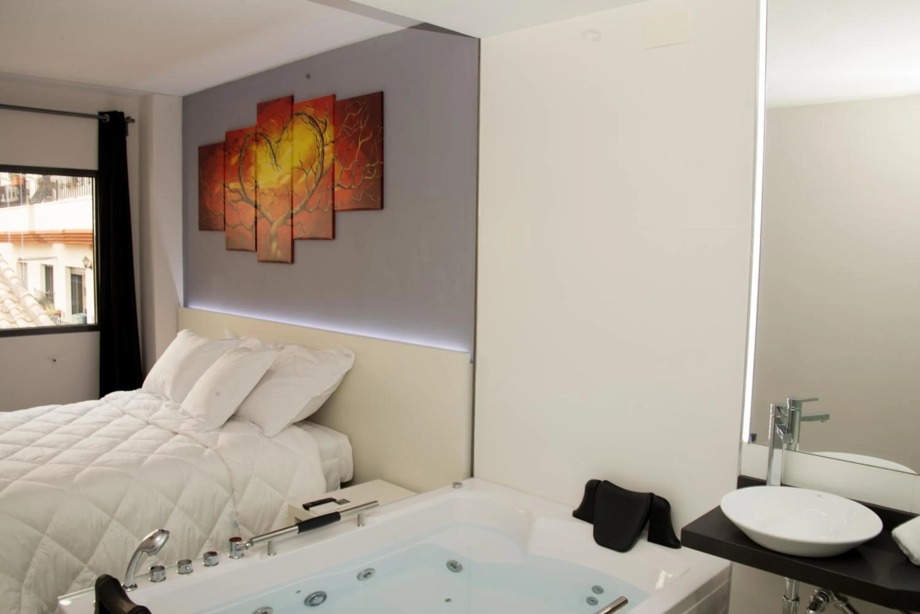 Hot Tub, Bed in Alcalá del Jucar Hotel Pelayo