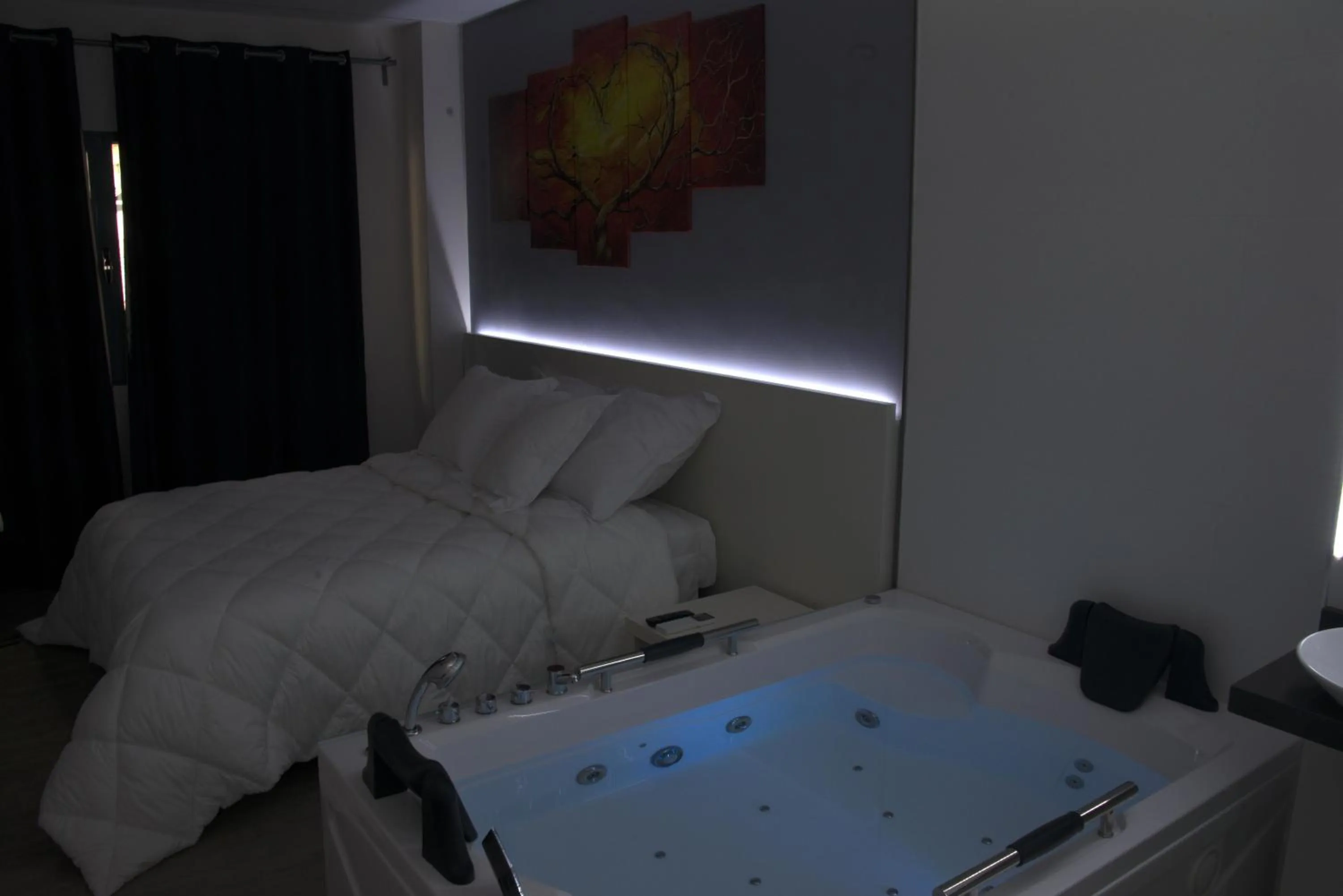 Hot Tub, Bed in Alcalá del Jucar Hotel Pelayo