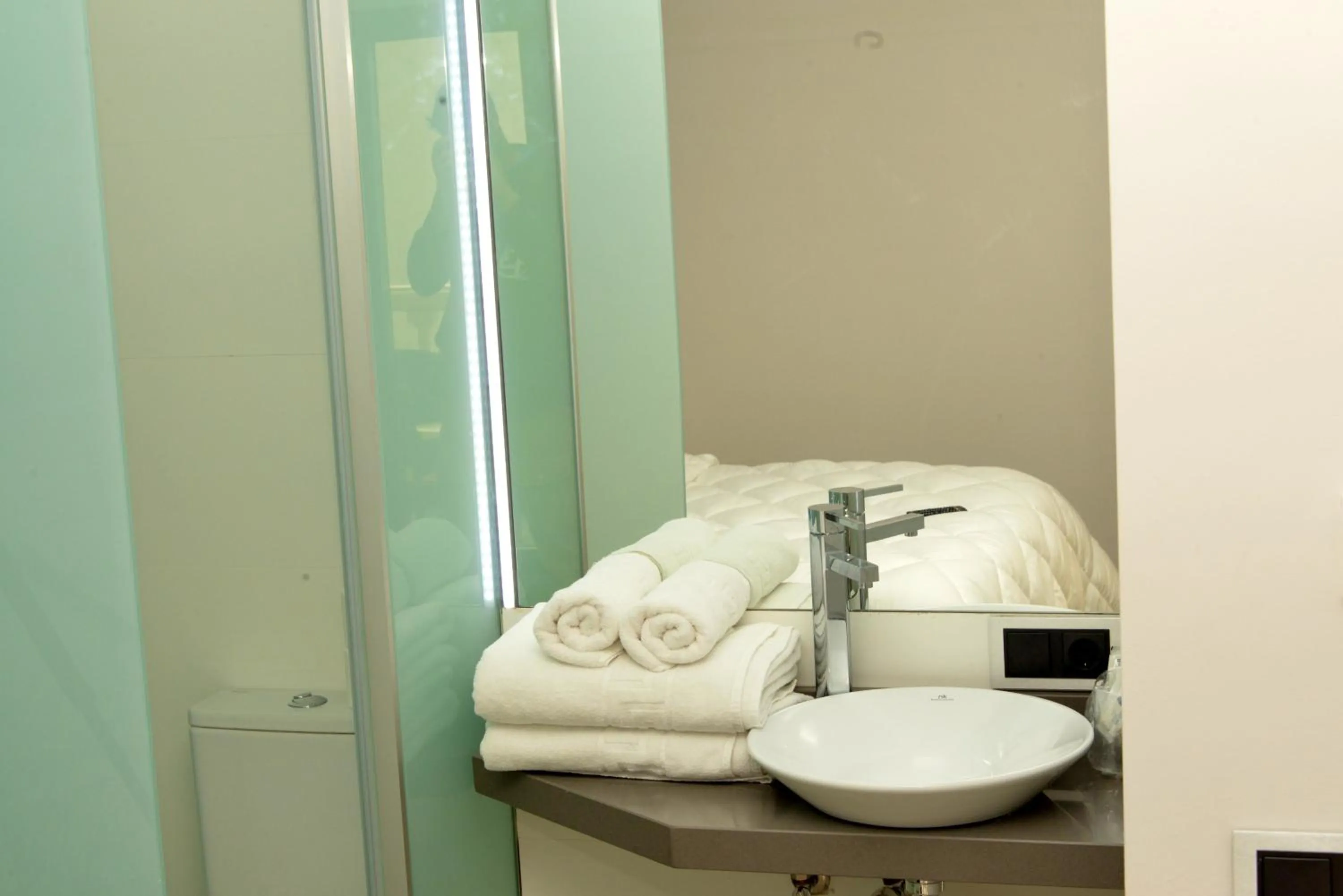 Bathroom, Bed in Alcalá del Jucar Hotel Pelayo