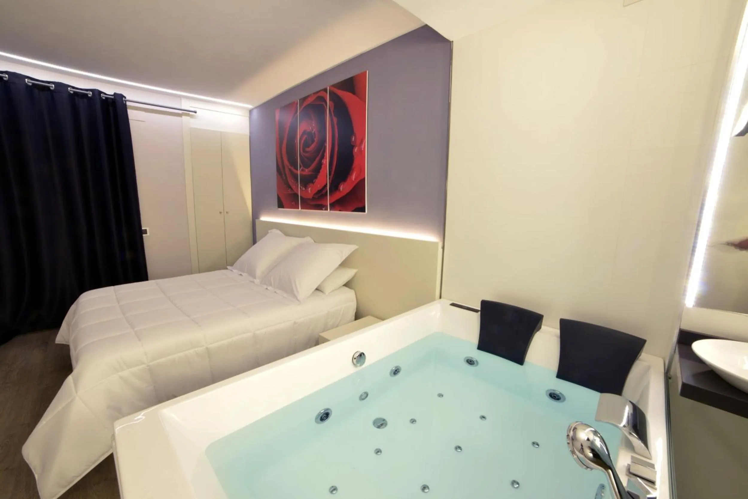 Hot Tub, Bed in Alcalá del Jucar Hotel Pelayo