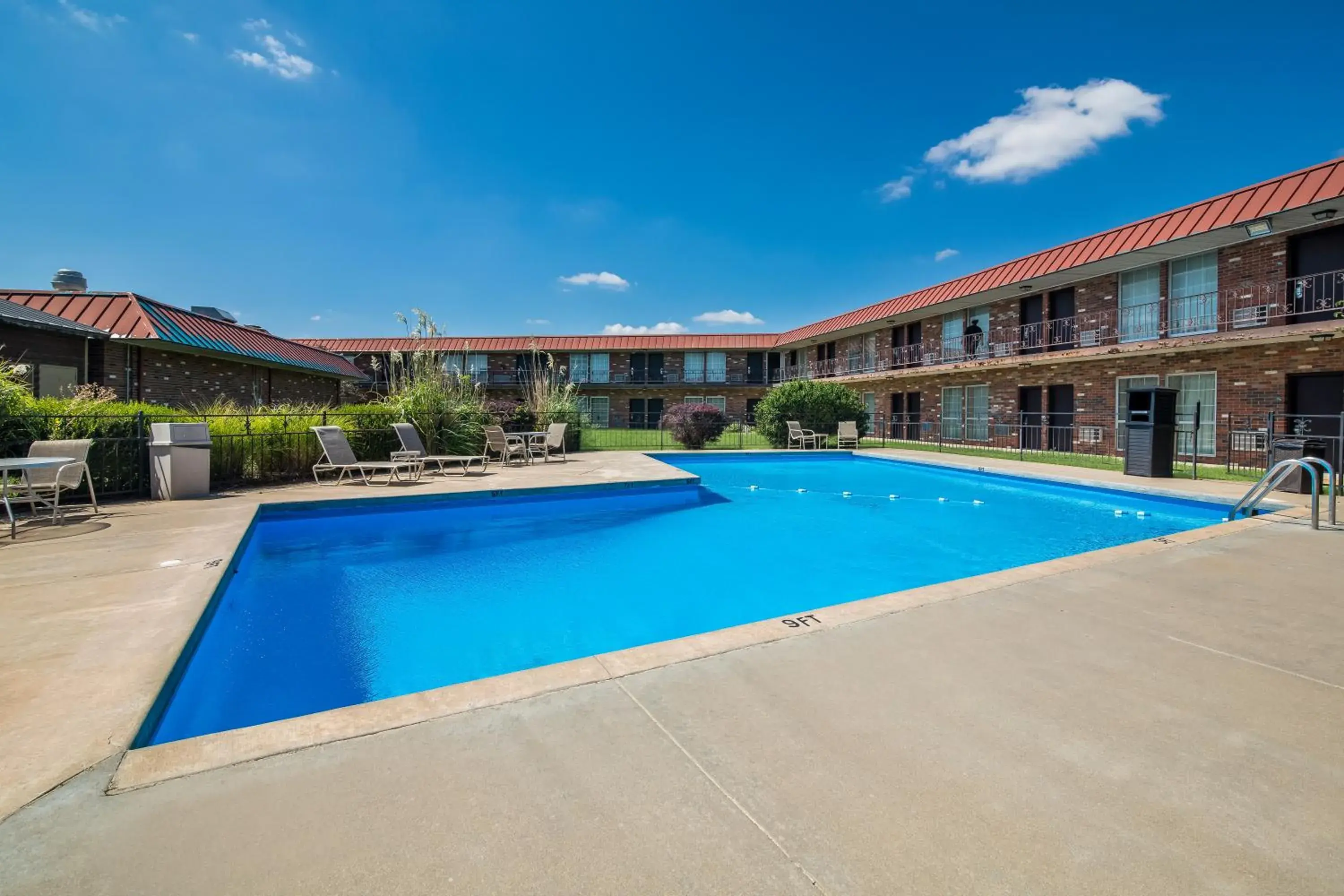 Swimming pool in Rodeway Inn Swimming pool in Rodeway Inn