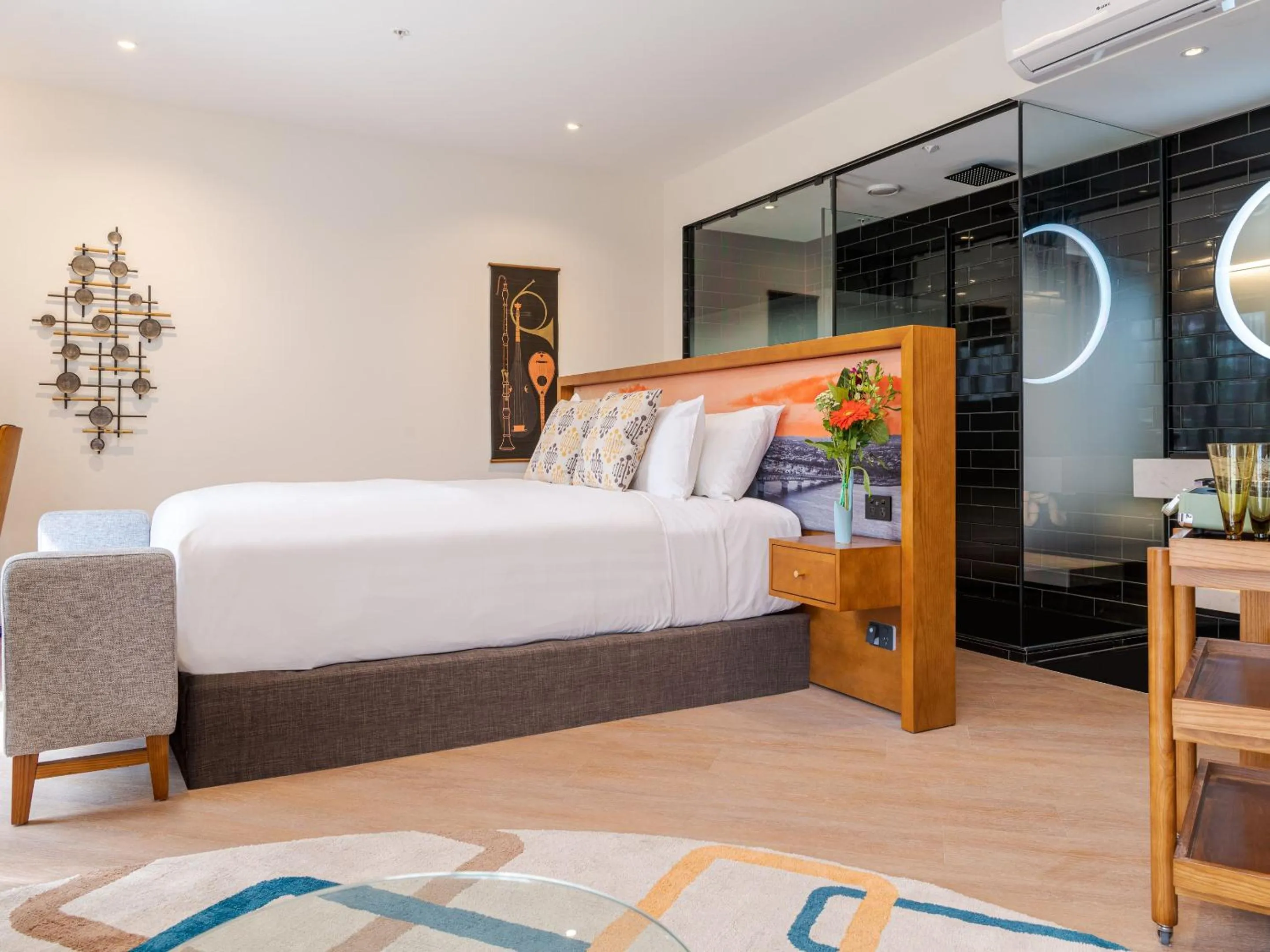 Bathroom, Bed in Ohtel Auckland