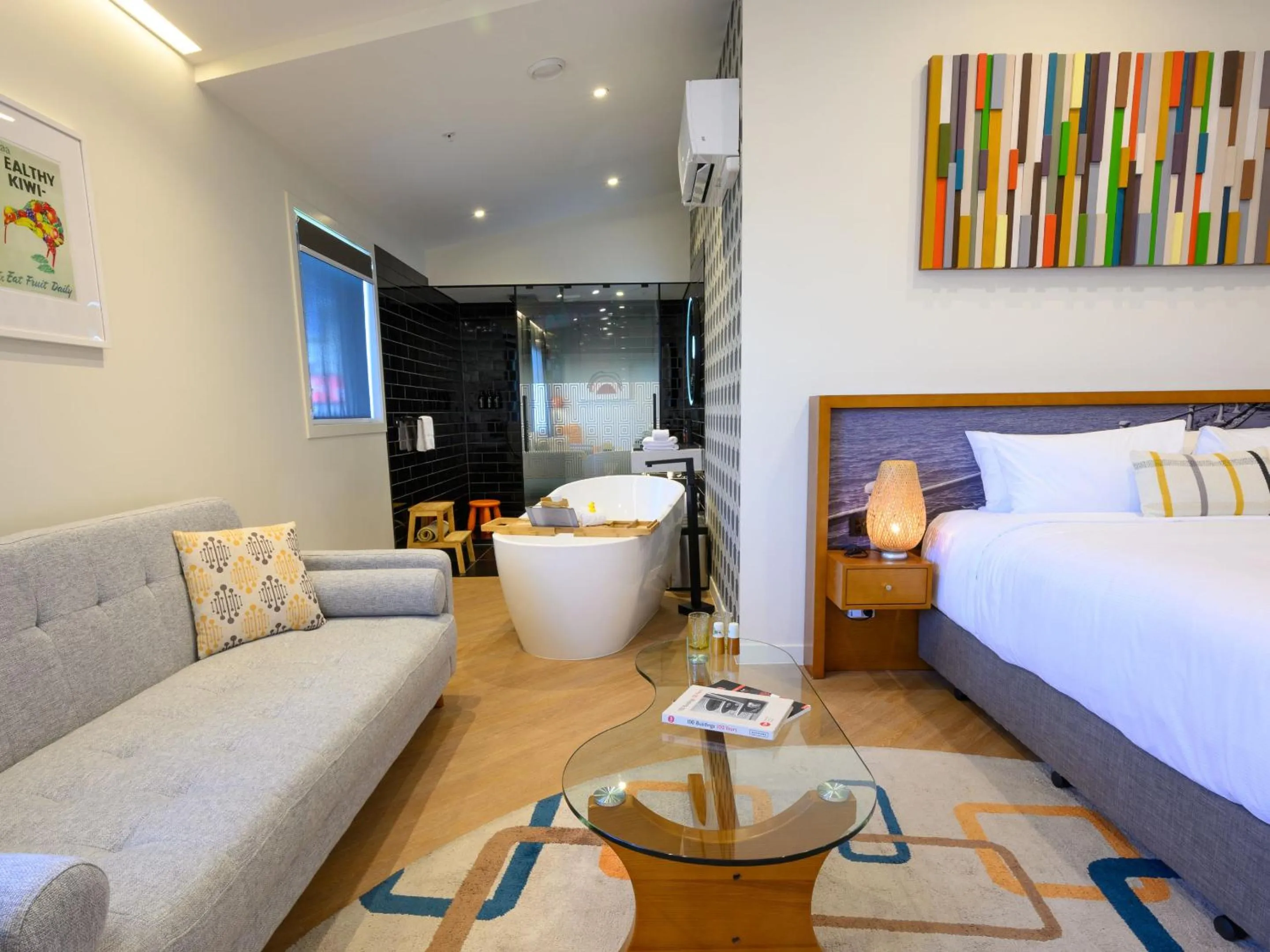 Bathroom, Bed in Ohtel Auckland