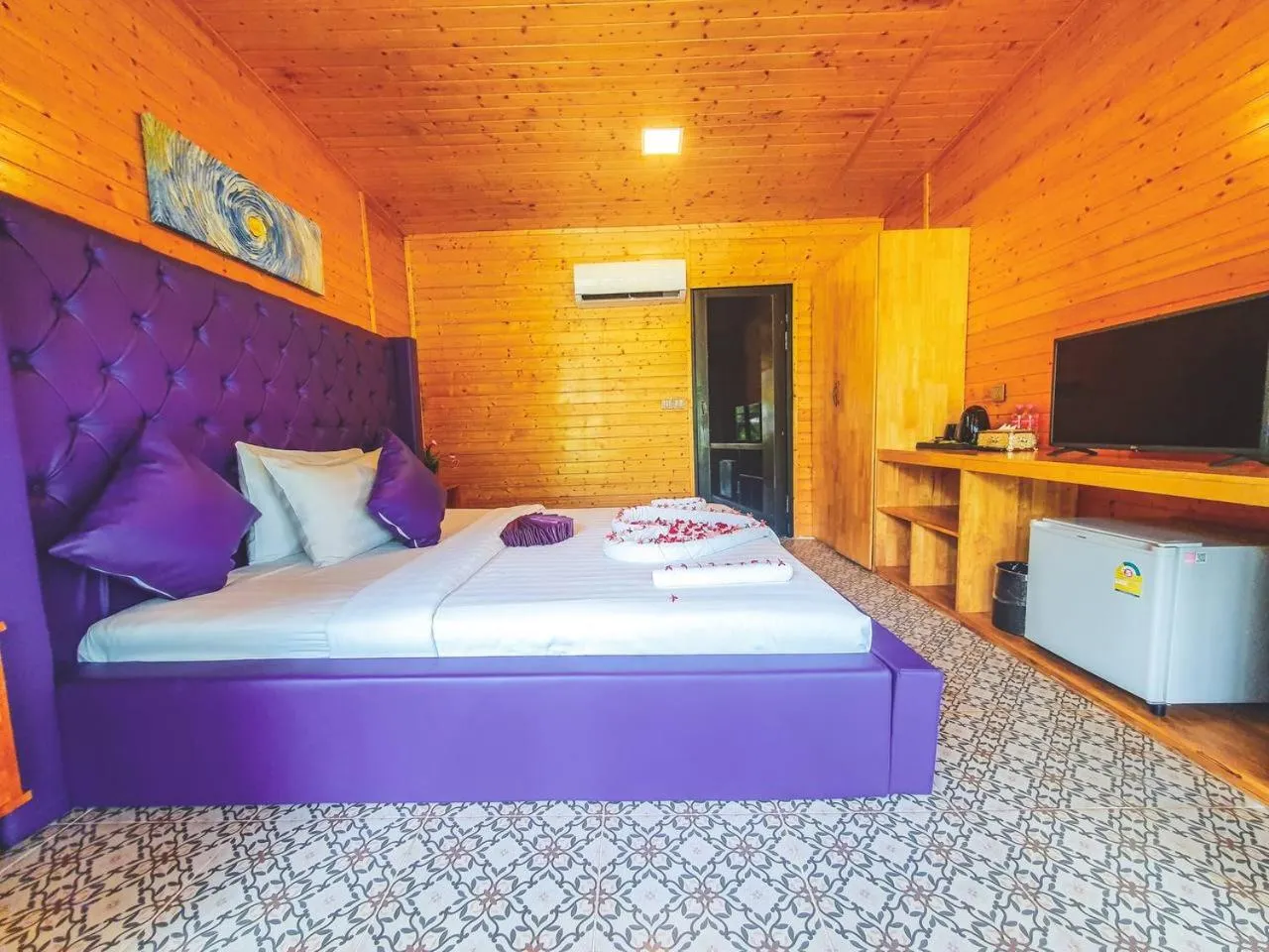 Communal lounge/ TV room, Bed in Moly Resort