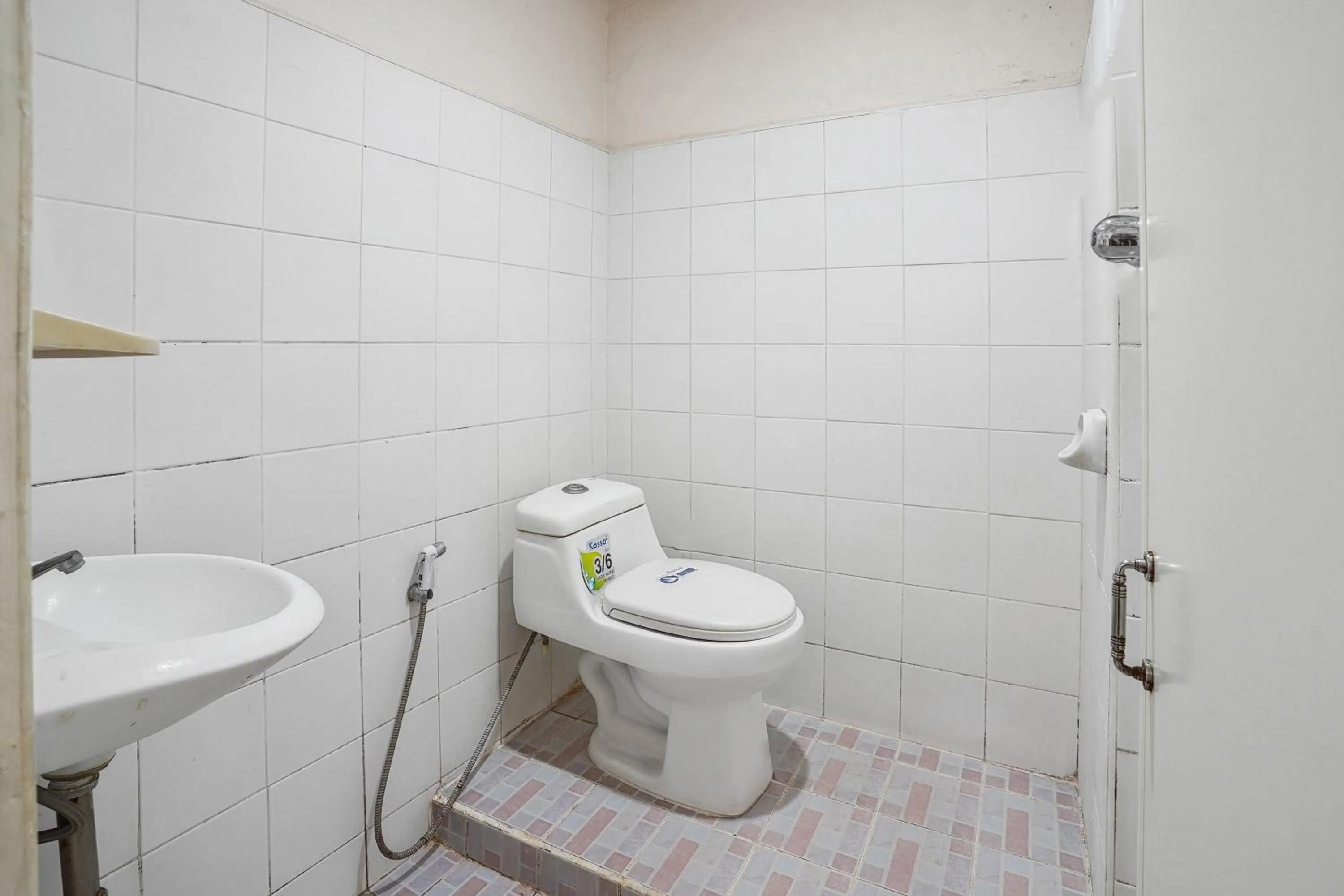 Shower in Phu Inn Hotel