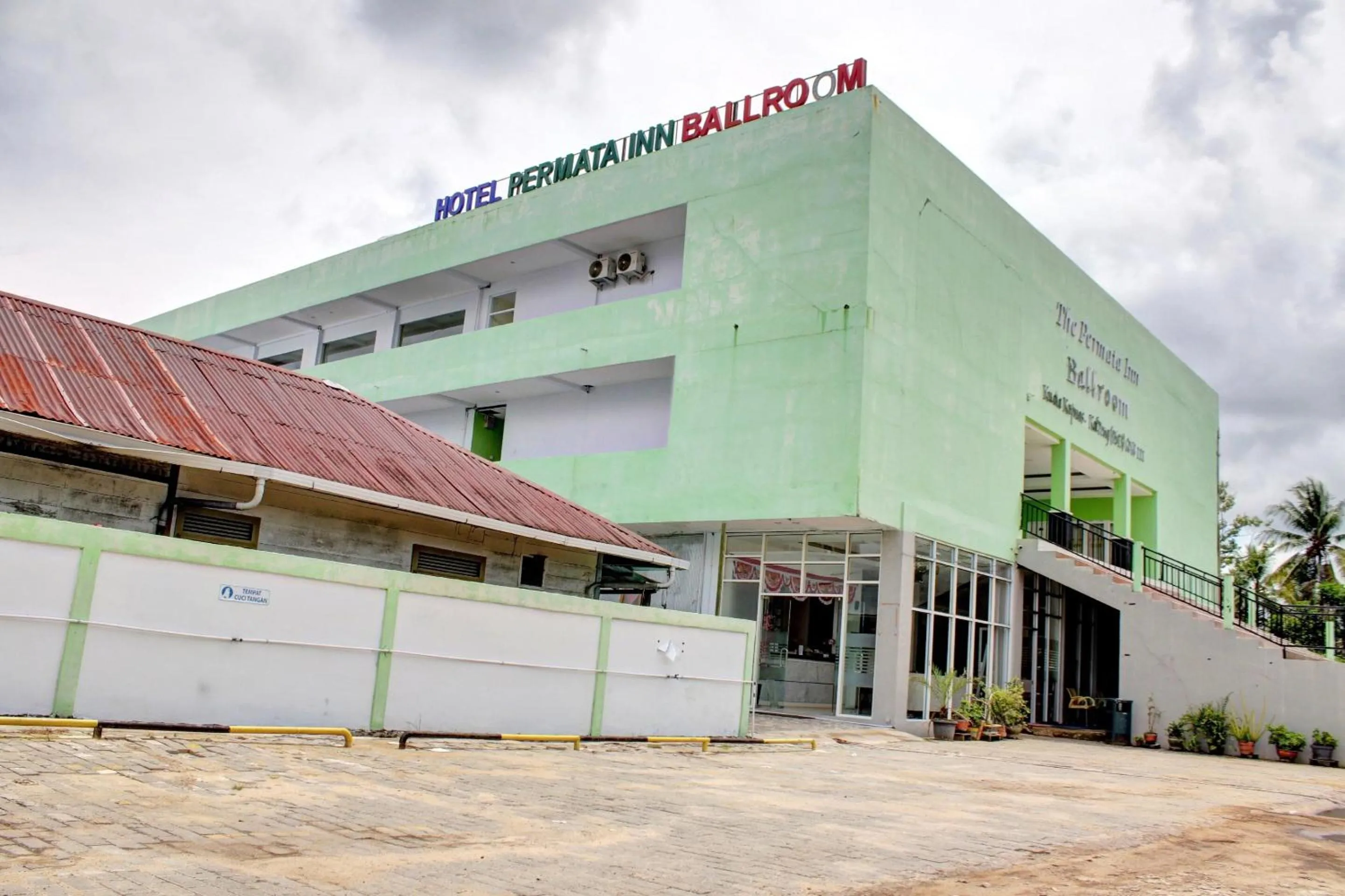 Facade/entrance in Hotel O Permata Inn