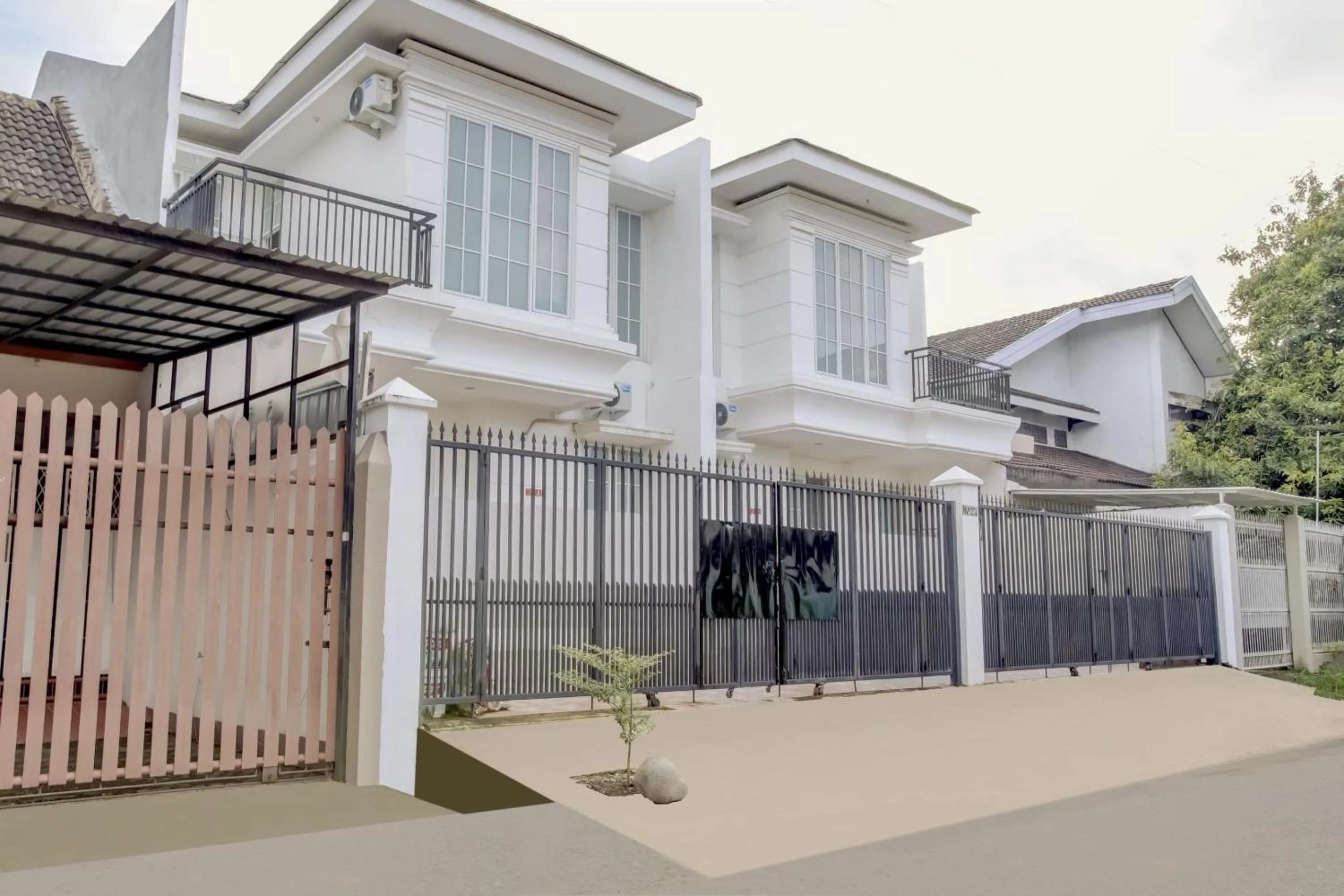 Facade/entrance in Hotel O Panakkukang Near Mall Panakkukang Formerly Golden White House