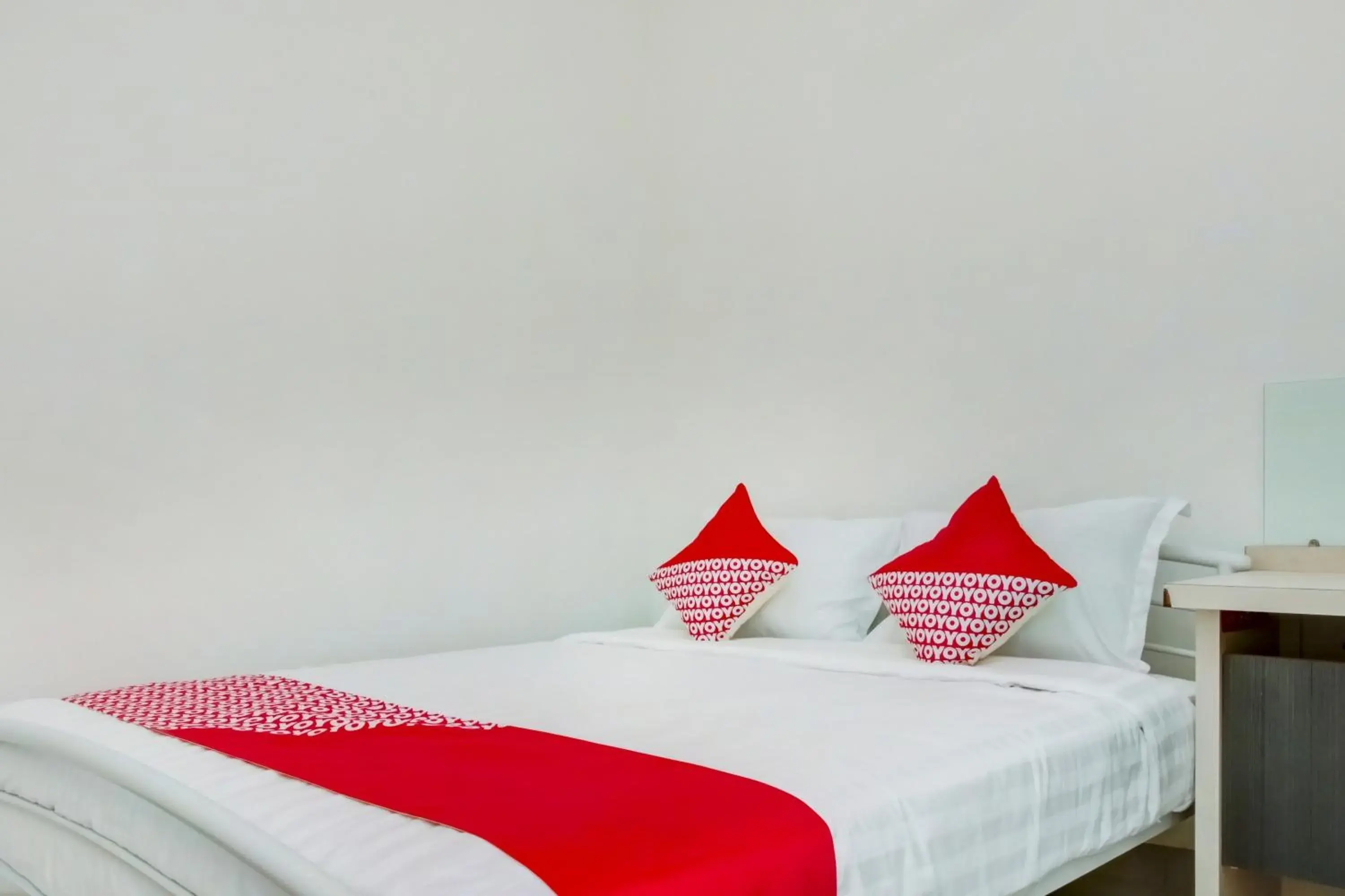 Bedroom, Bed in Hotel O Panakkukang Near Mall Panakkukang Formerly Golden White House Bedroom, Bed in Hotel O Panakkukang Near Mall Panakkukang Formerly Golden White House