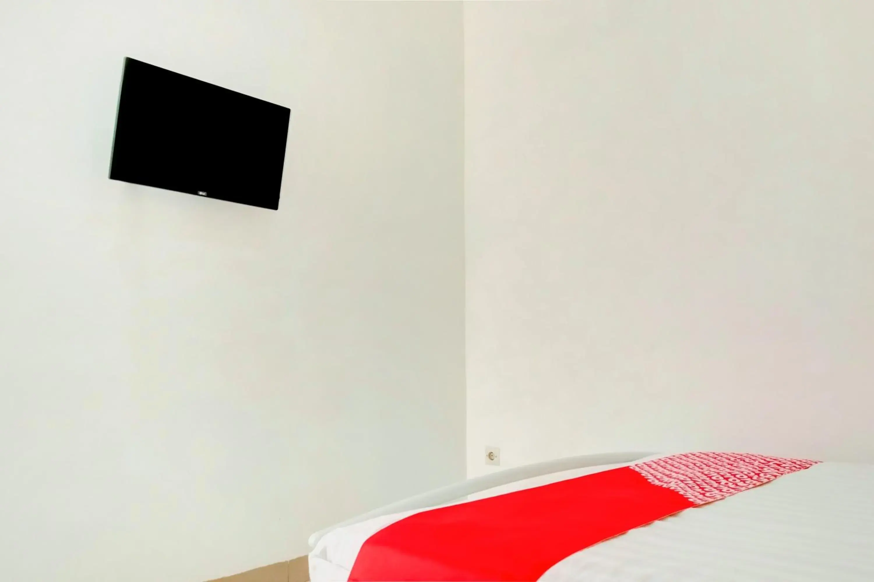 Bedroom in Hotel O Panakkukang Near Mall Panakkukang Formerly Golden White House Bedroom in Hotel O Panakkukang Near Mall Panakkukang Formerly Golden White House