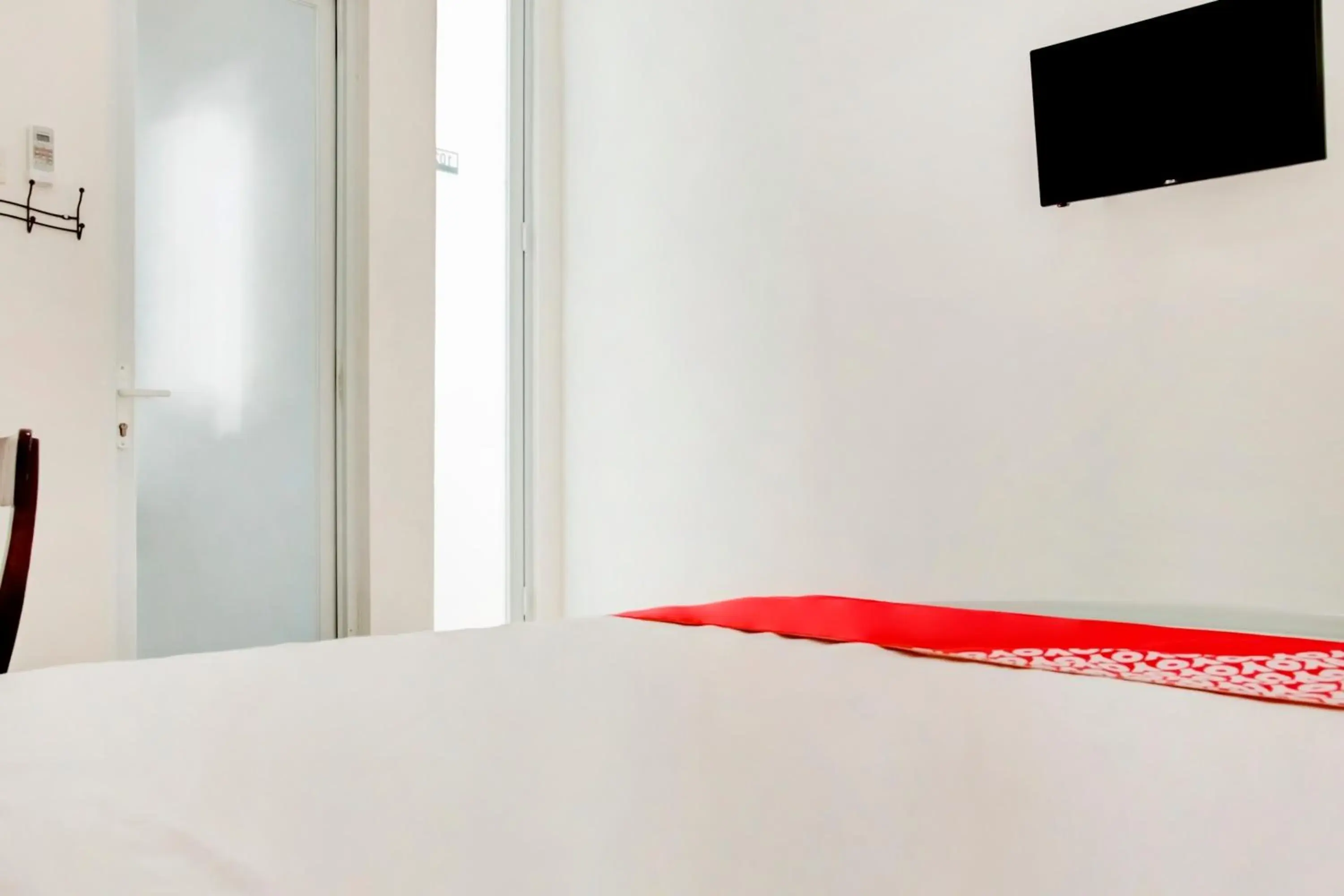 Bedroom, Bed in Hotel O Panakkukang Near Mall Panakkukang Formerly Golden White House Bedroom, Bed in Hotel O Panakkukang Near Mall Panakkukang Formerly Golden White House