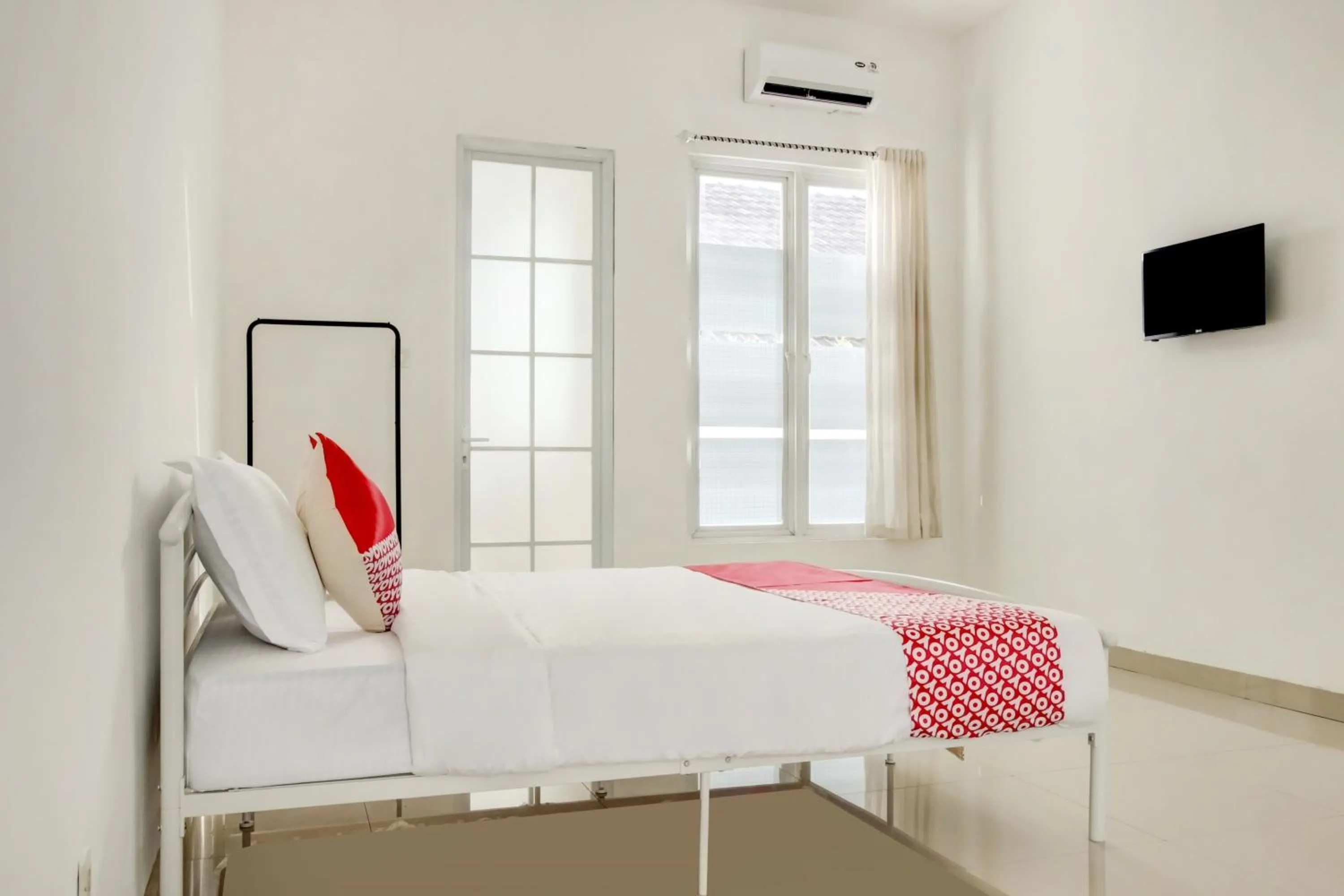 Bedroom in Hotel O Panakkukang Near Mall Panakkukang Formerly Golden White House