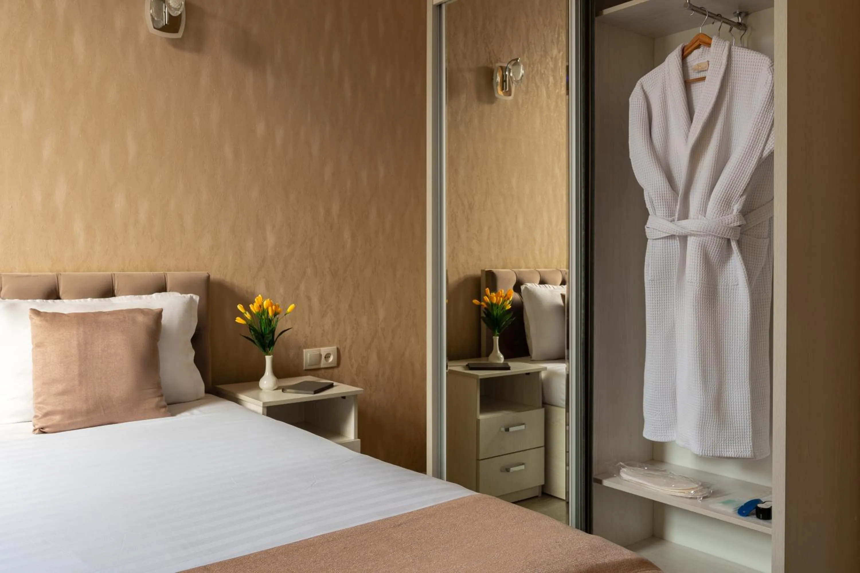 wardrobe, Bed in Shoxjahon Hotel - 600 Mbps Internet