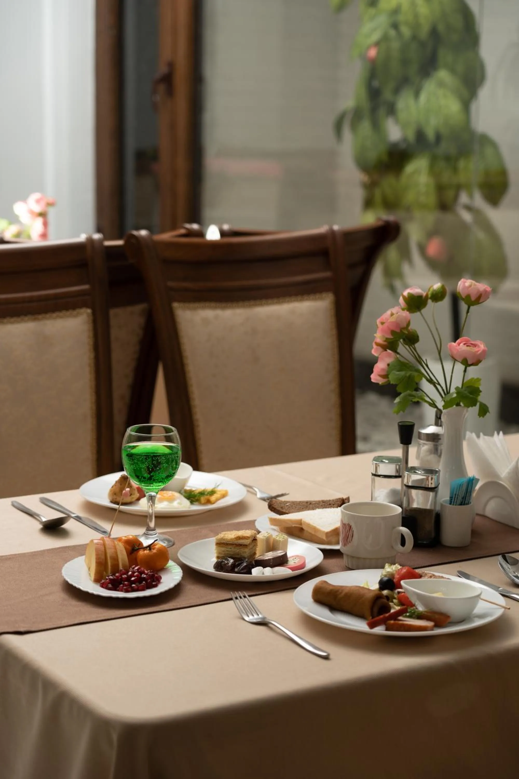 Breakfast in Shoxjahon Hotel - 600 Mbps Internet