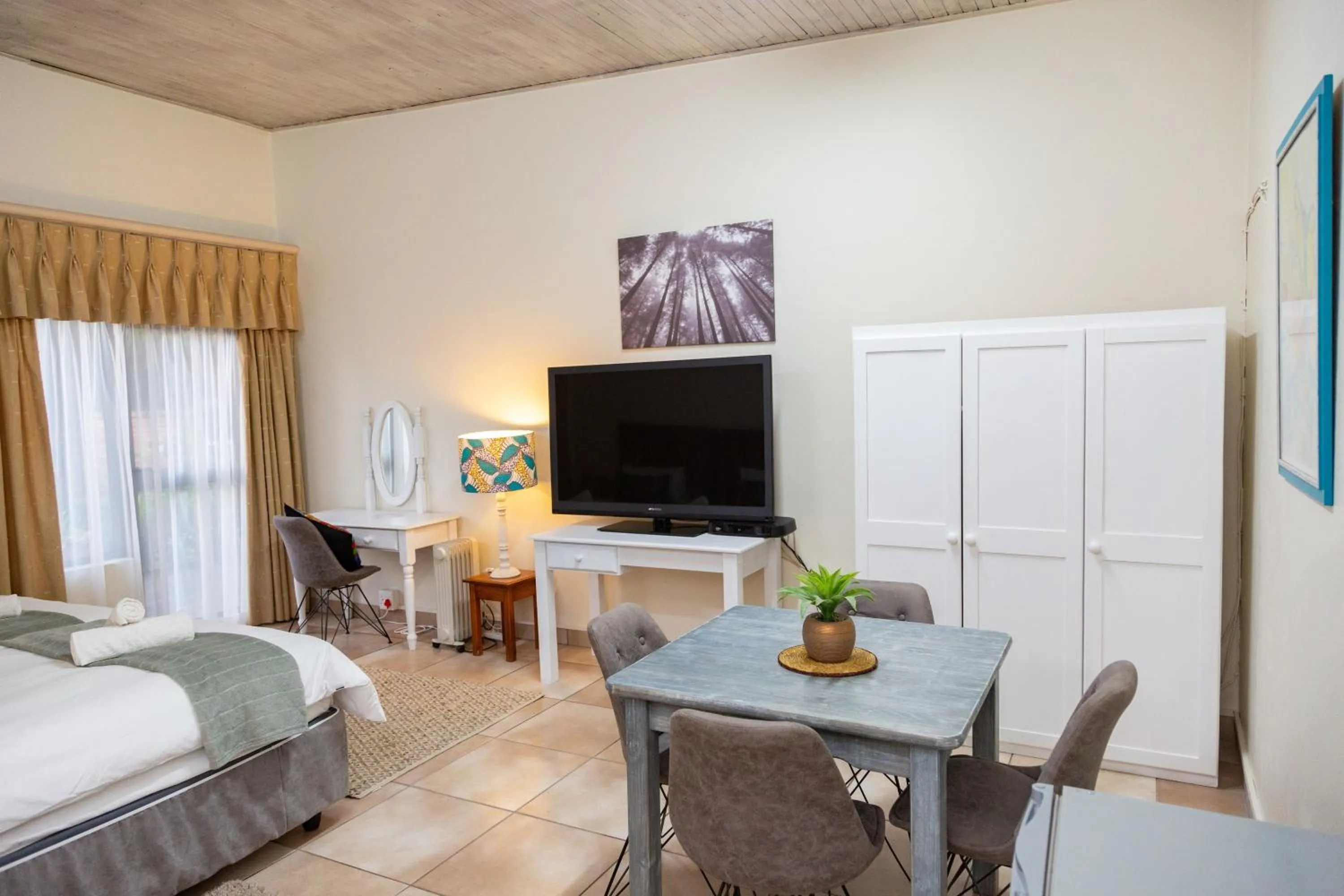 TV and multimedia, Bed in Glen Maine Guest House