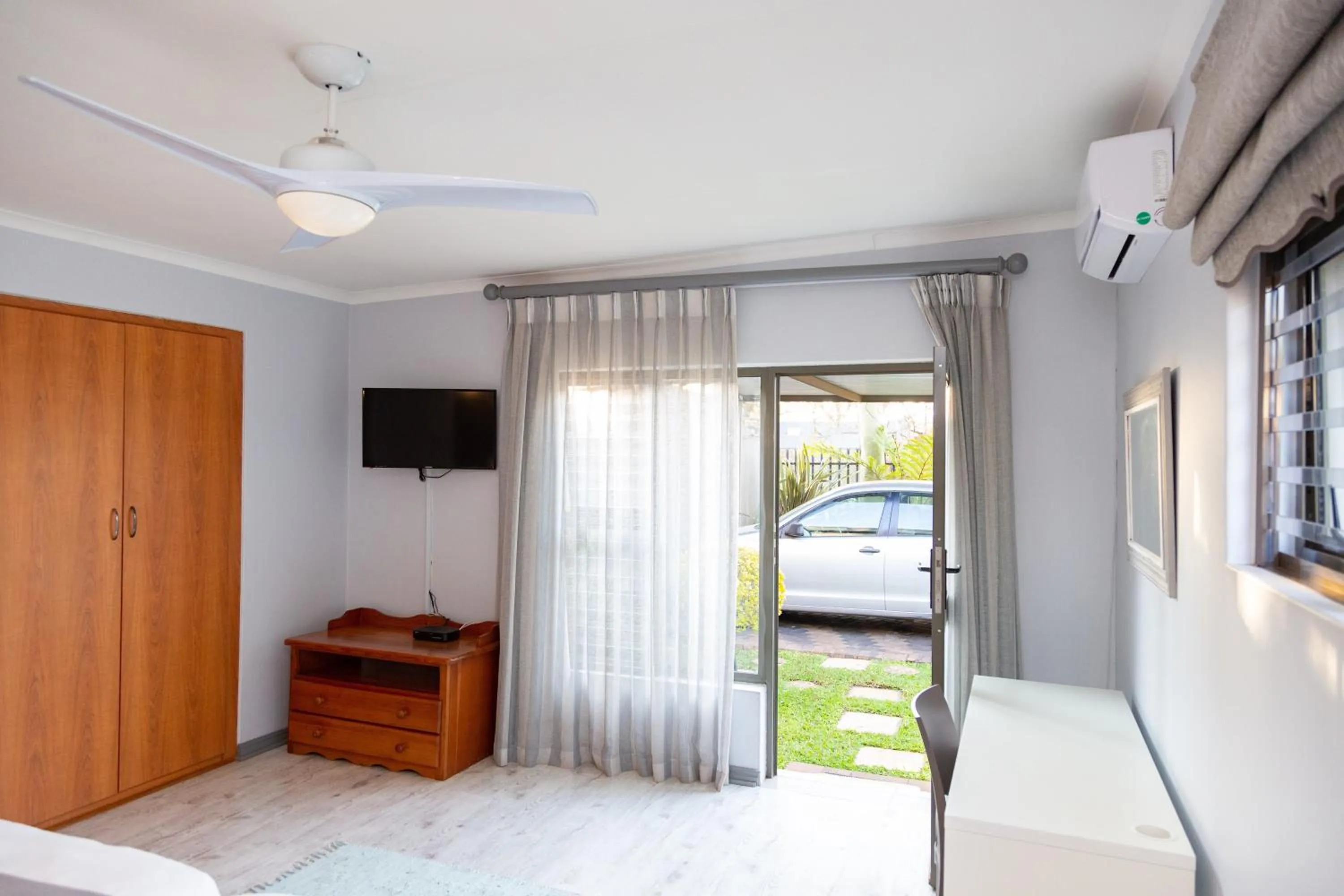 Facade/entrance, Bed in Glen Maine Guest House