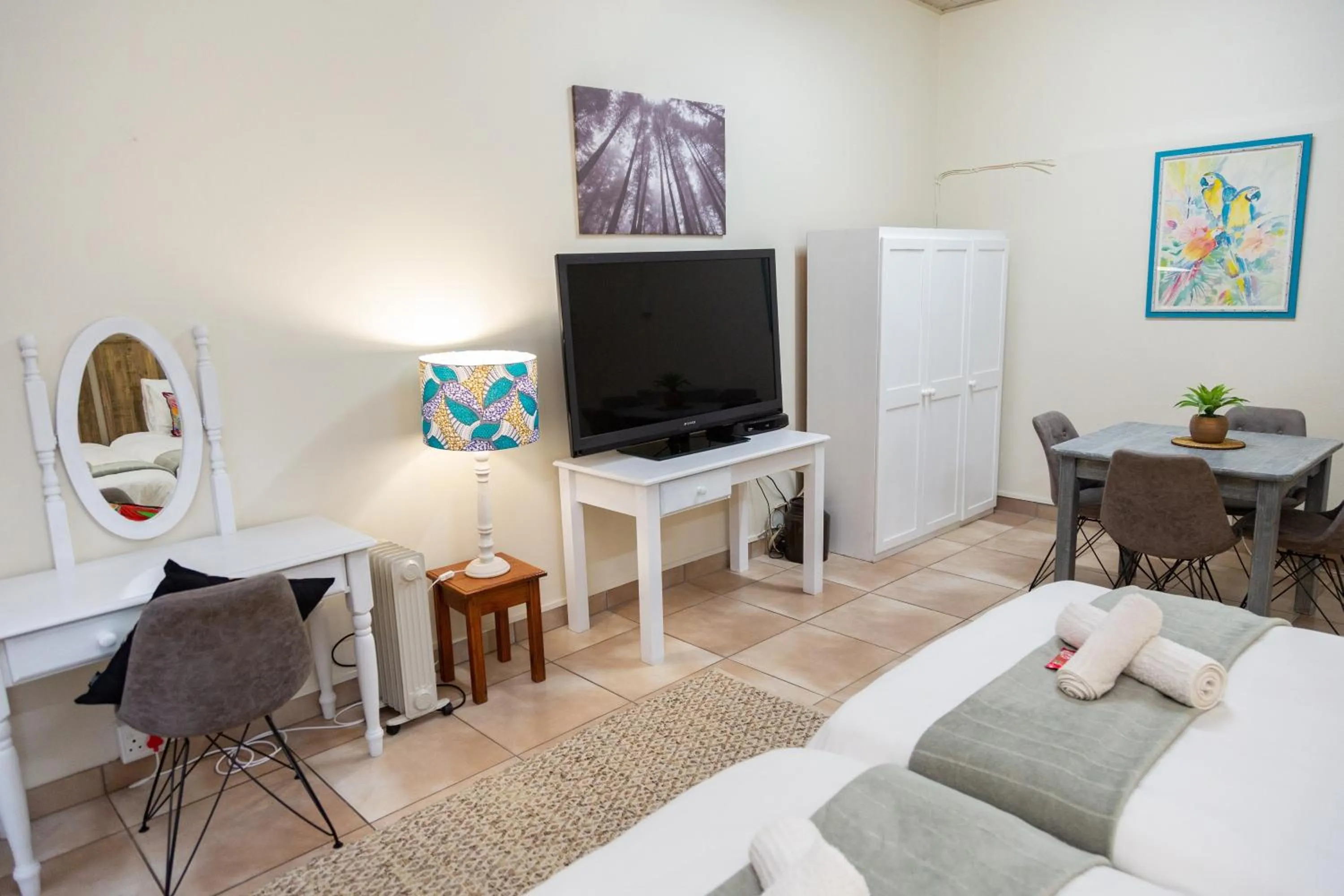 TV and multimedia, Bed in Glen Maine Guest House