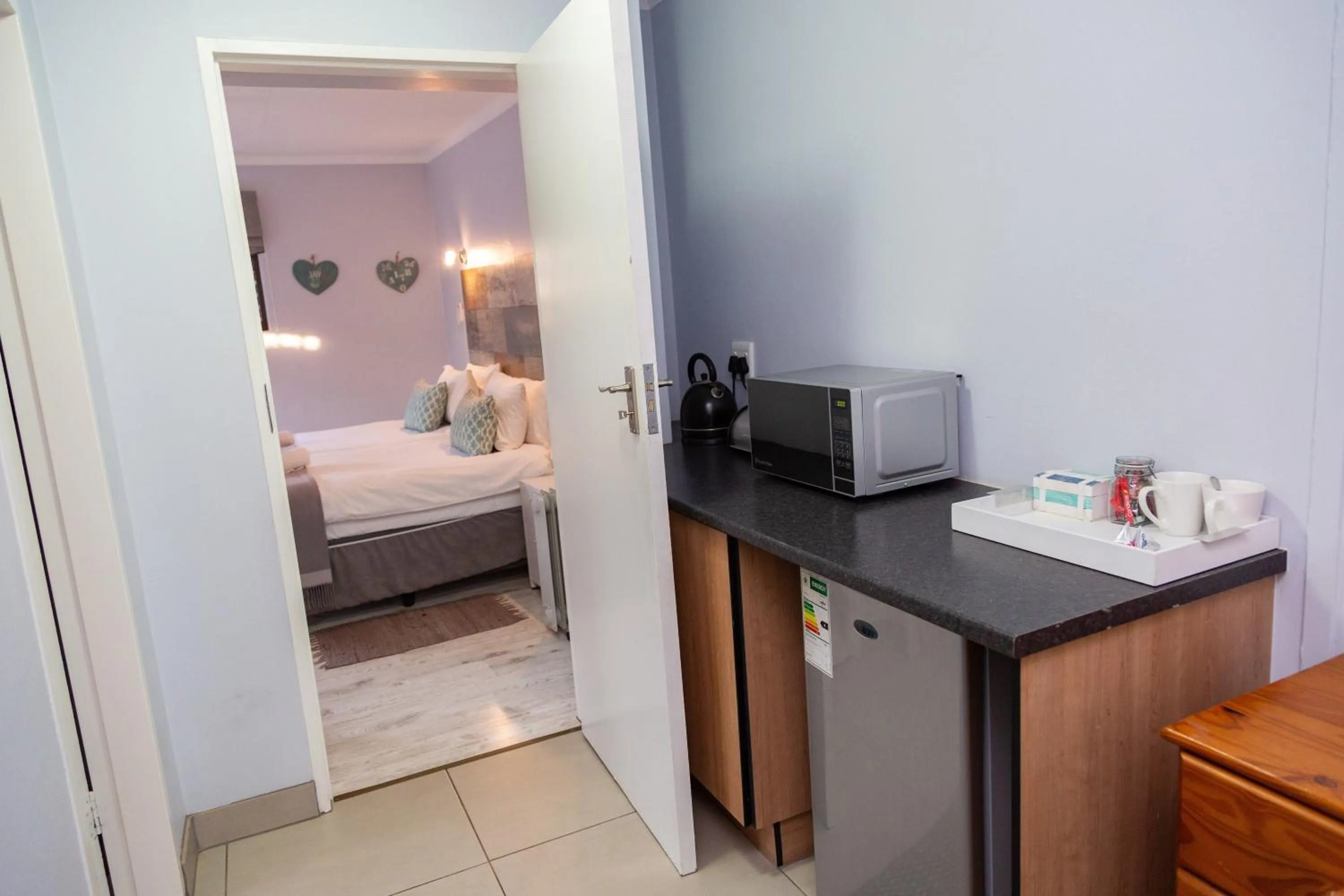 Coffee/tea facilities, Bed in Glen Maine Guest House