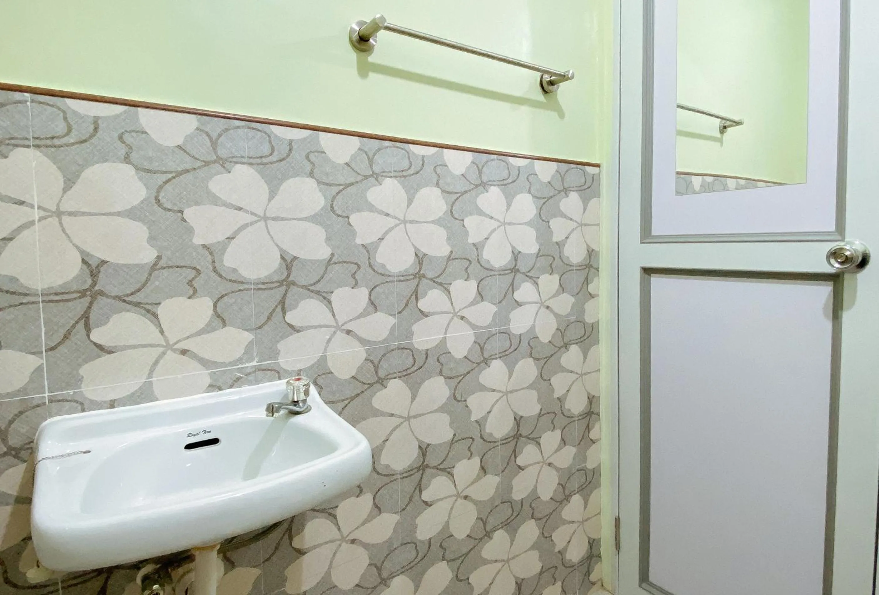 Bathroom in RedDoorz @ Calapandayan Subic Zambales