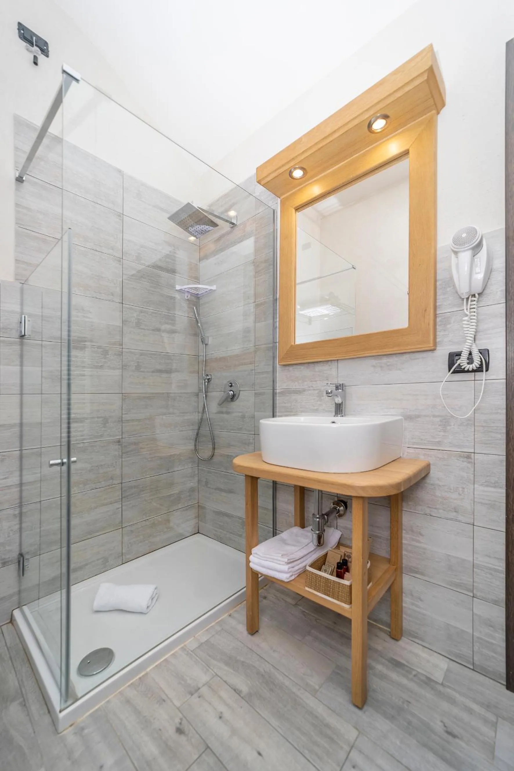 Shower in Hotel Du Col