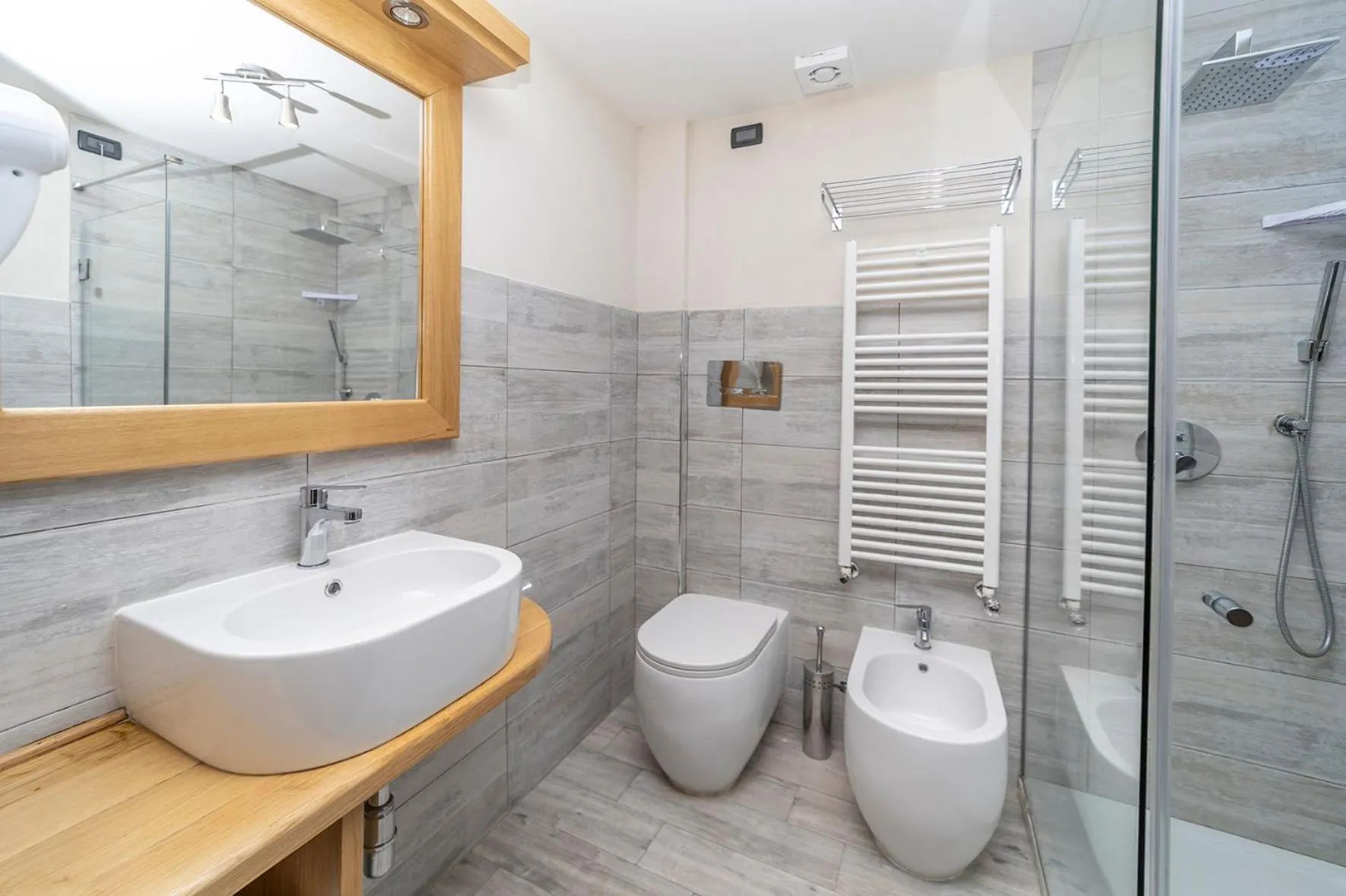 Shower in Hotel Du Col