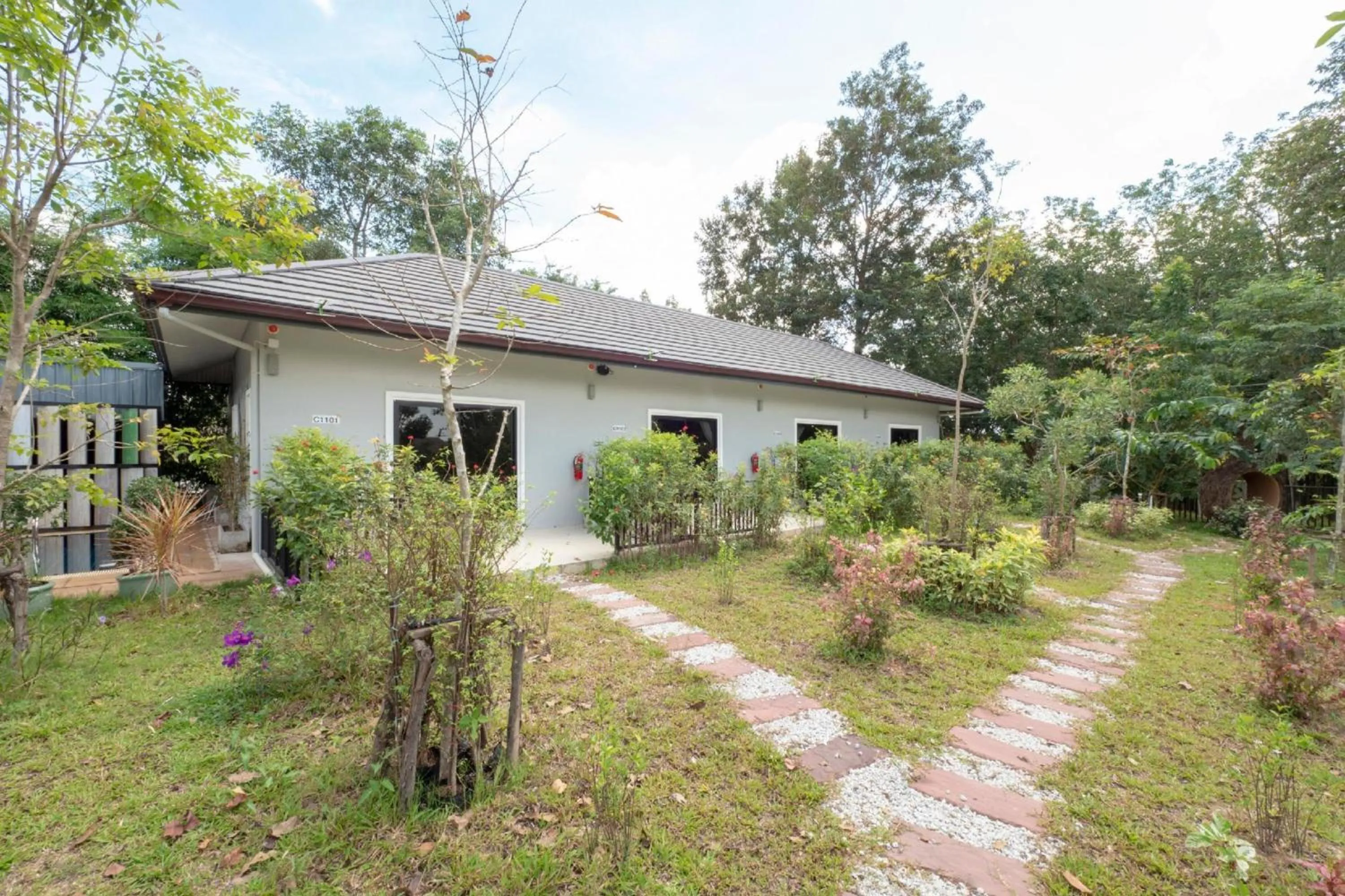 Property building in Capital O 75378 Thawapee Resort