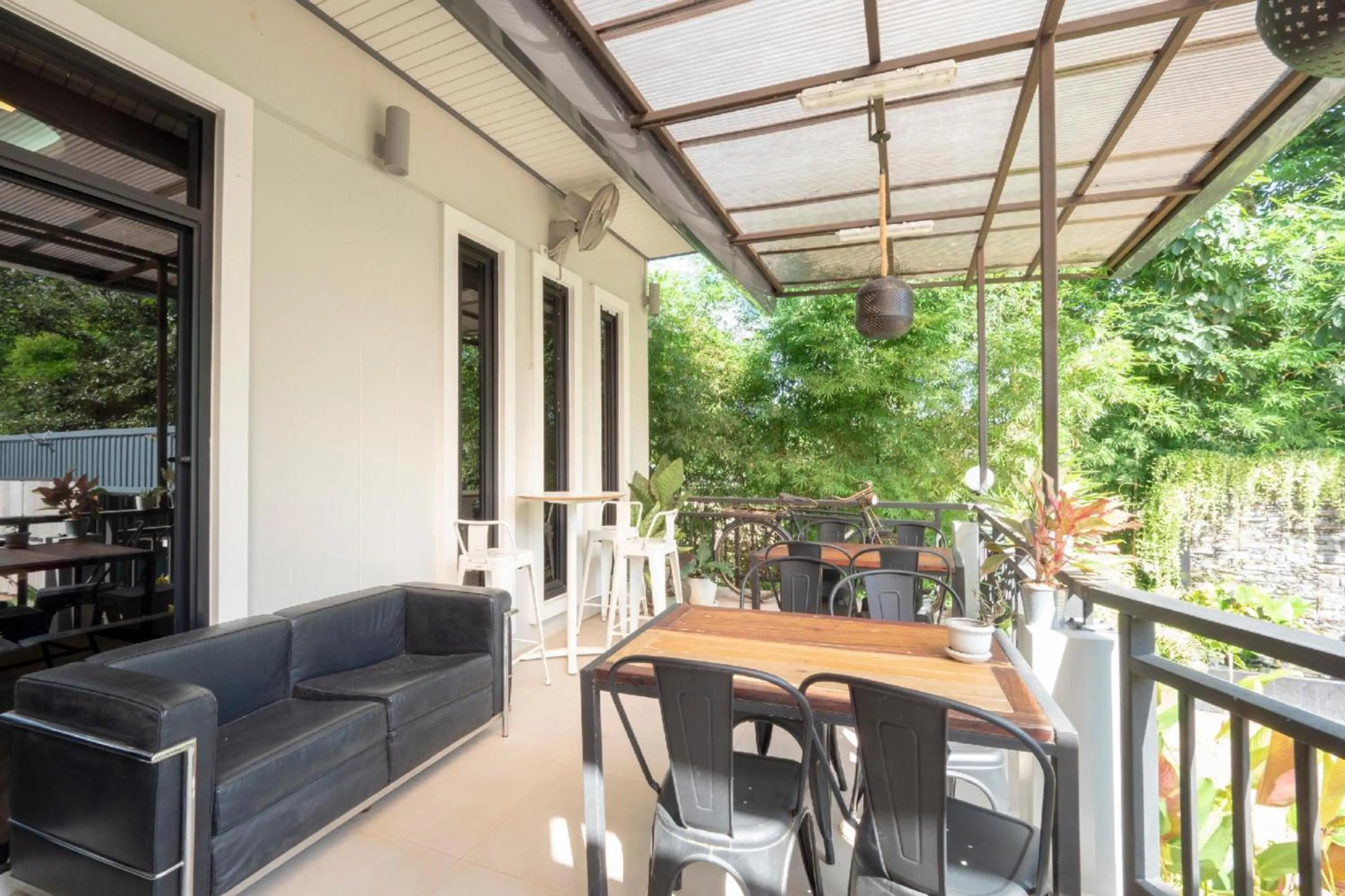 Restaurant/places to eat in Capital O 75378 Thawapee Resort