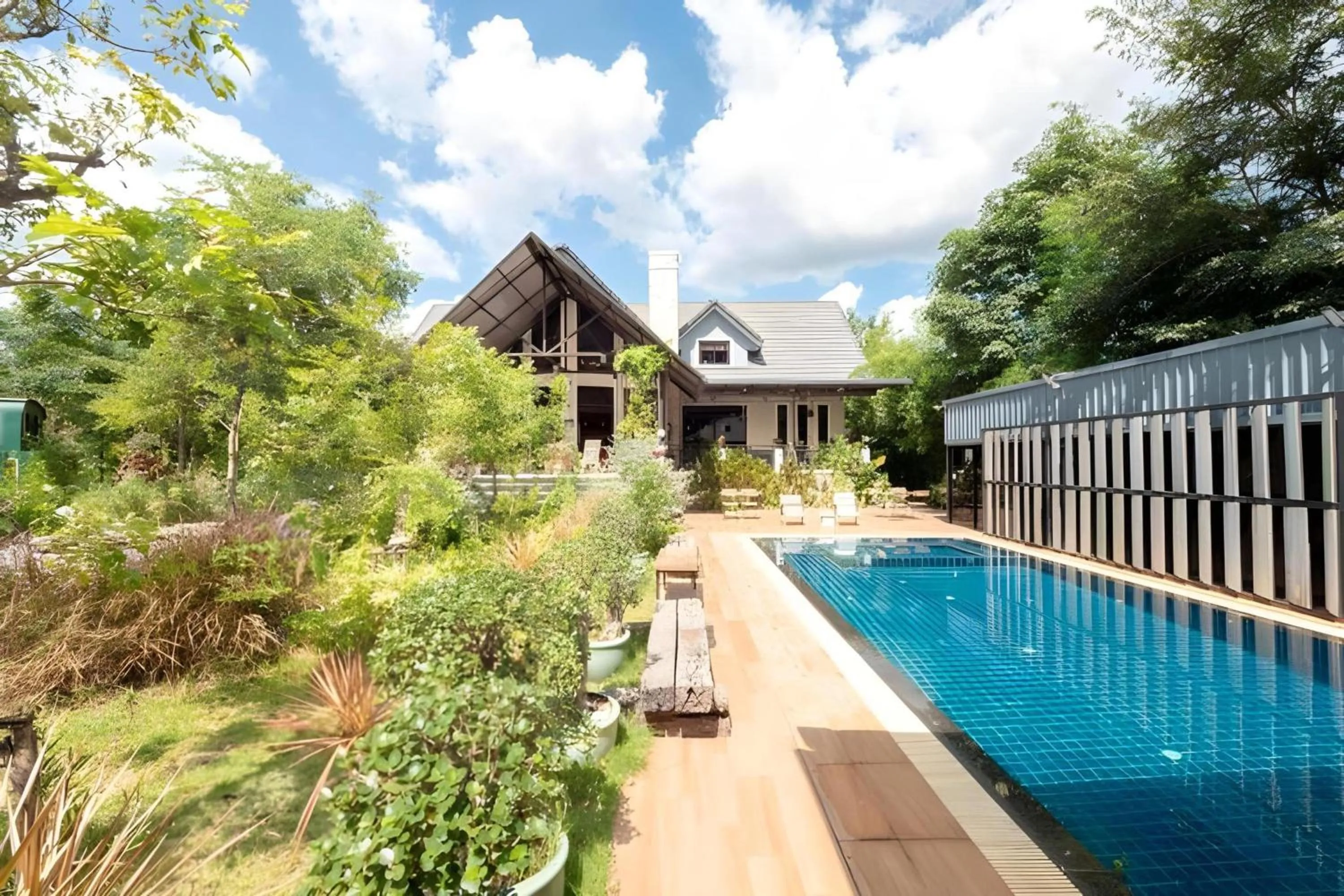 Swimming pool in Capital O 75378 Thawapee Resort