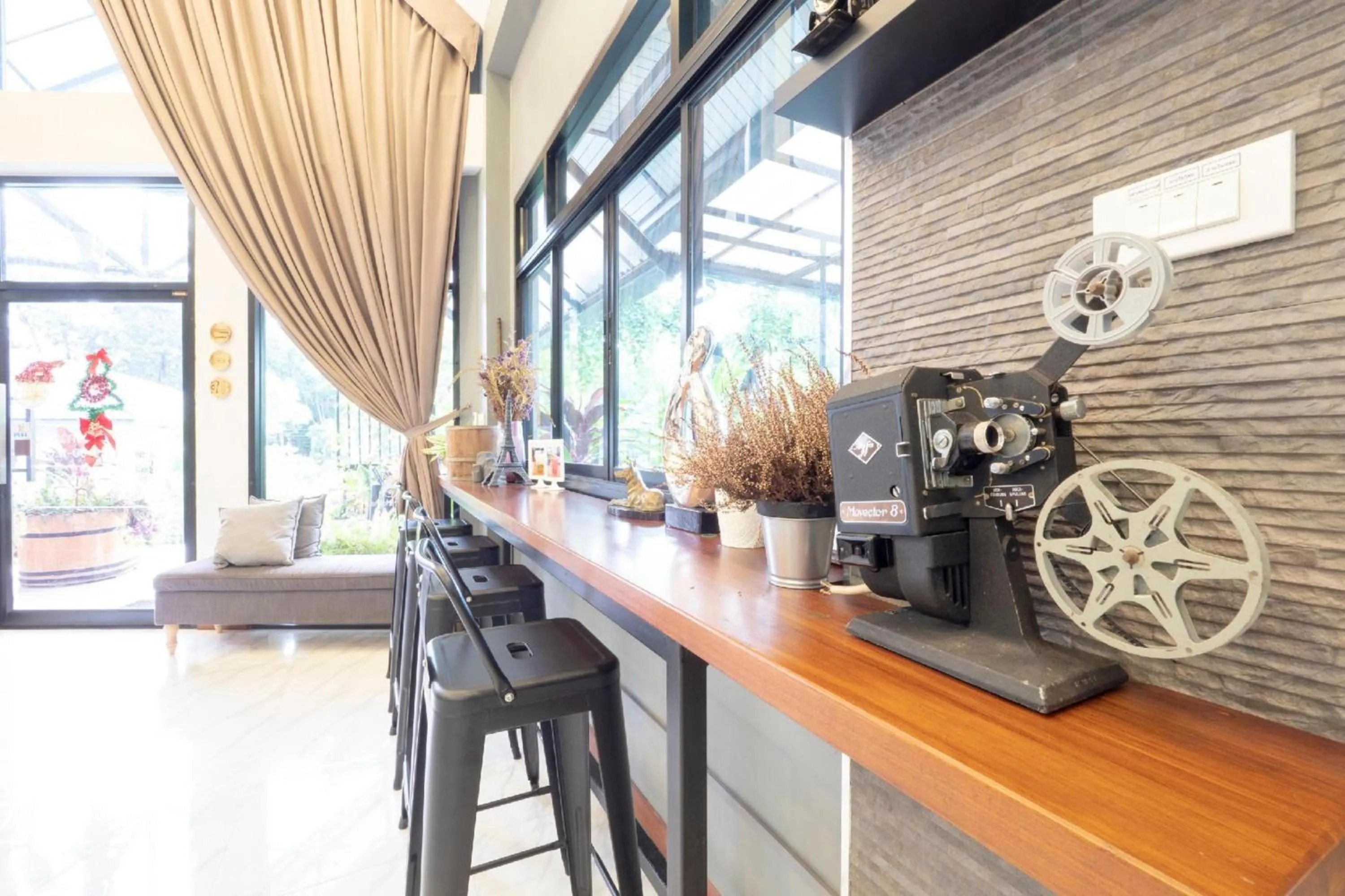 Restaurant/places to eat in Capital O 75378 Thawapee Resort