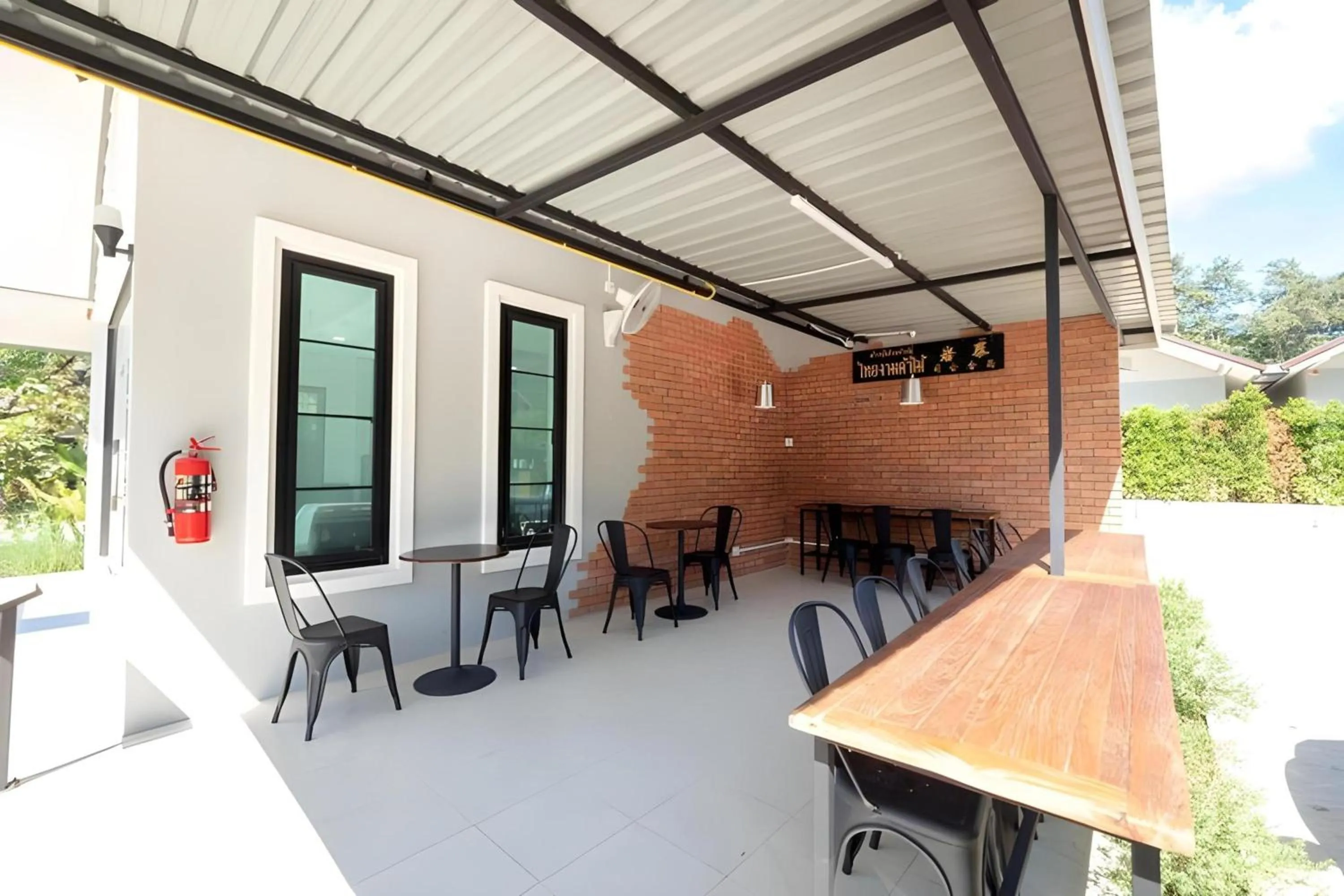 Restaurant/places to eat in Capital O 75378 Thawapee Resort