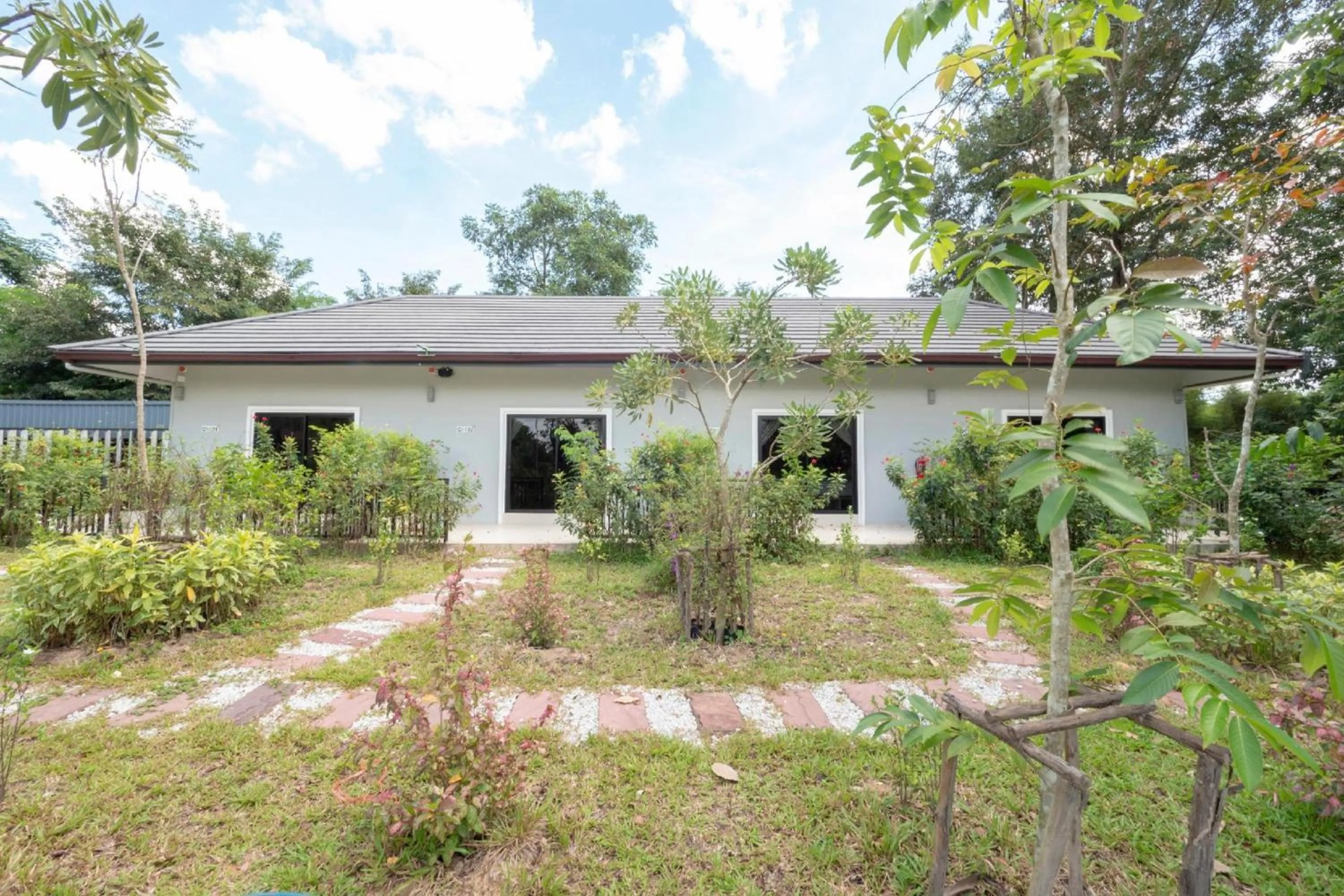 Property building in Capital O 75378 Thawapee Resort