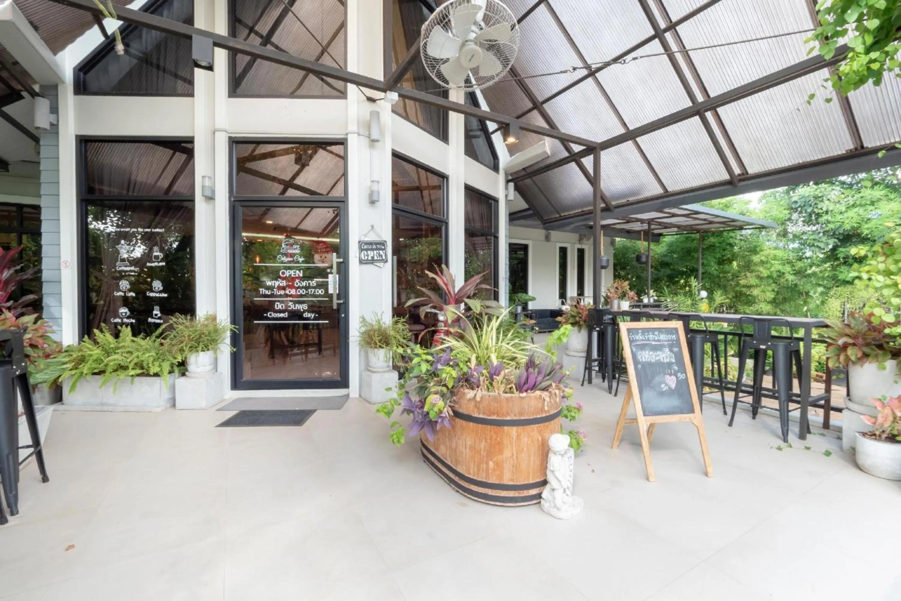 Restaurant/places to eat in Capital O 75378 Thawapee Resort