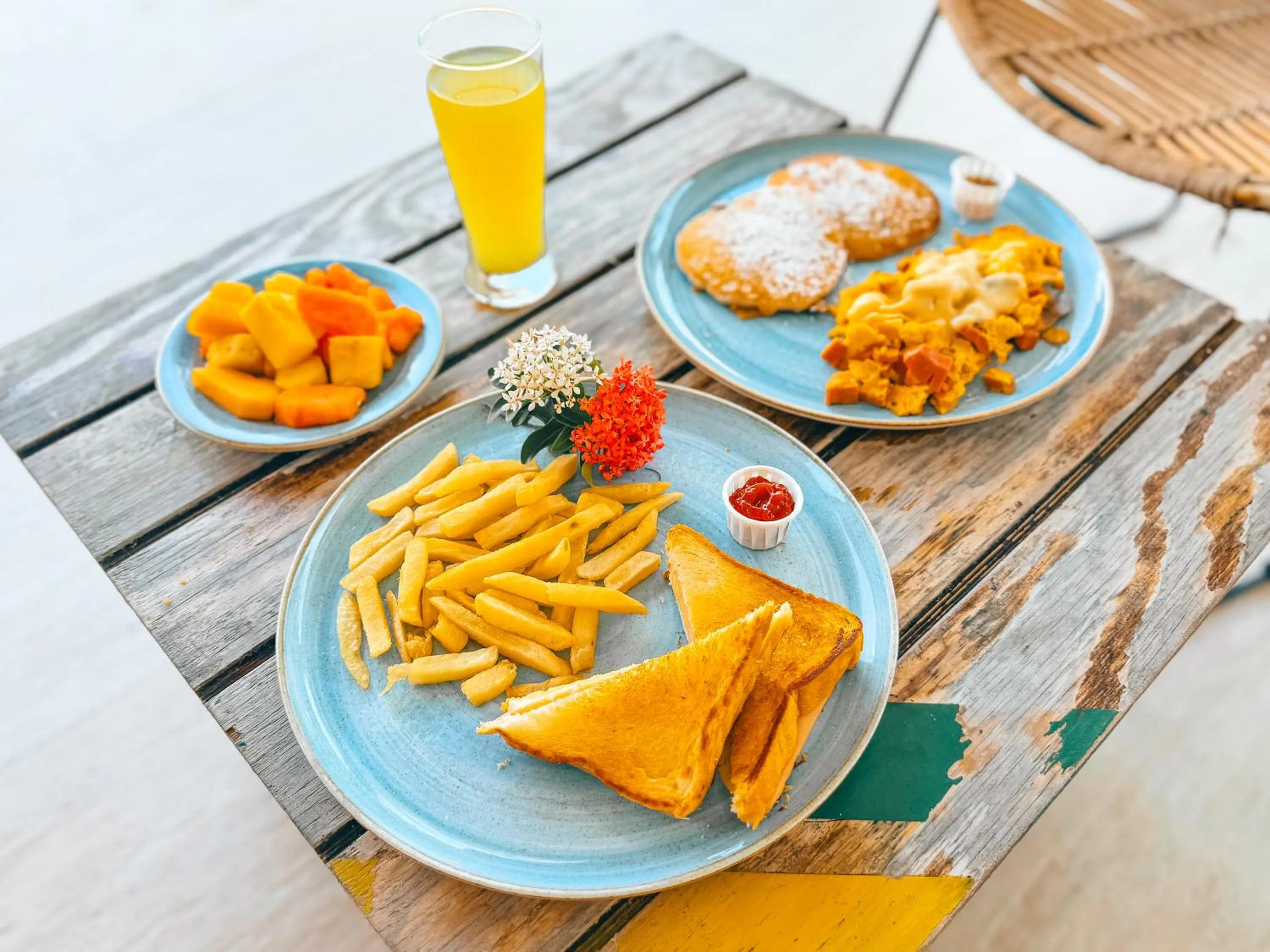 Restaurant/places to eat in In Di House of Reggae Boutique