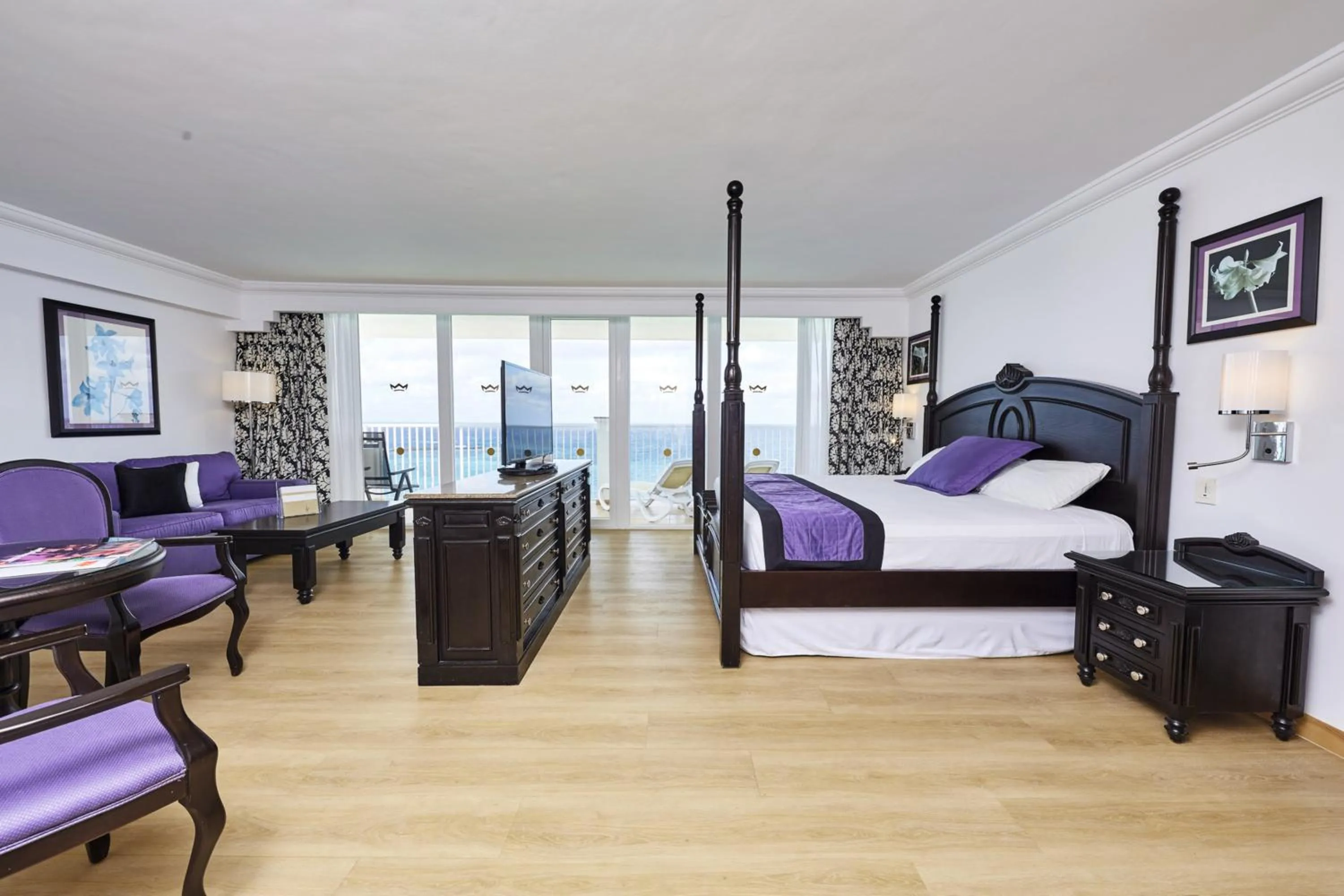 Seating area, Bed in Riu Palace Paradise Island - Adults Only - All Inclusive