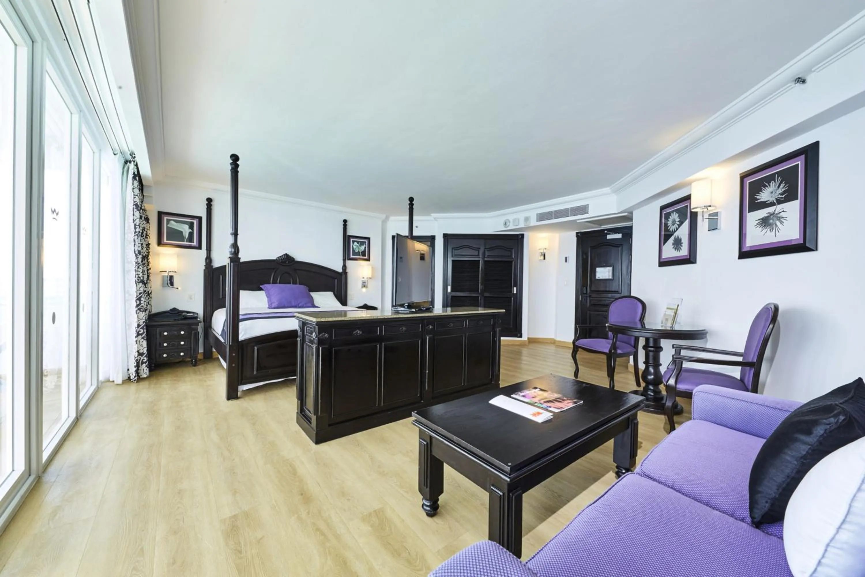 Seating area, Bed in Riu Palace Paradise Island - Adults Only - All Inclusive