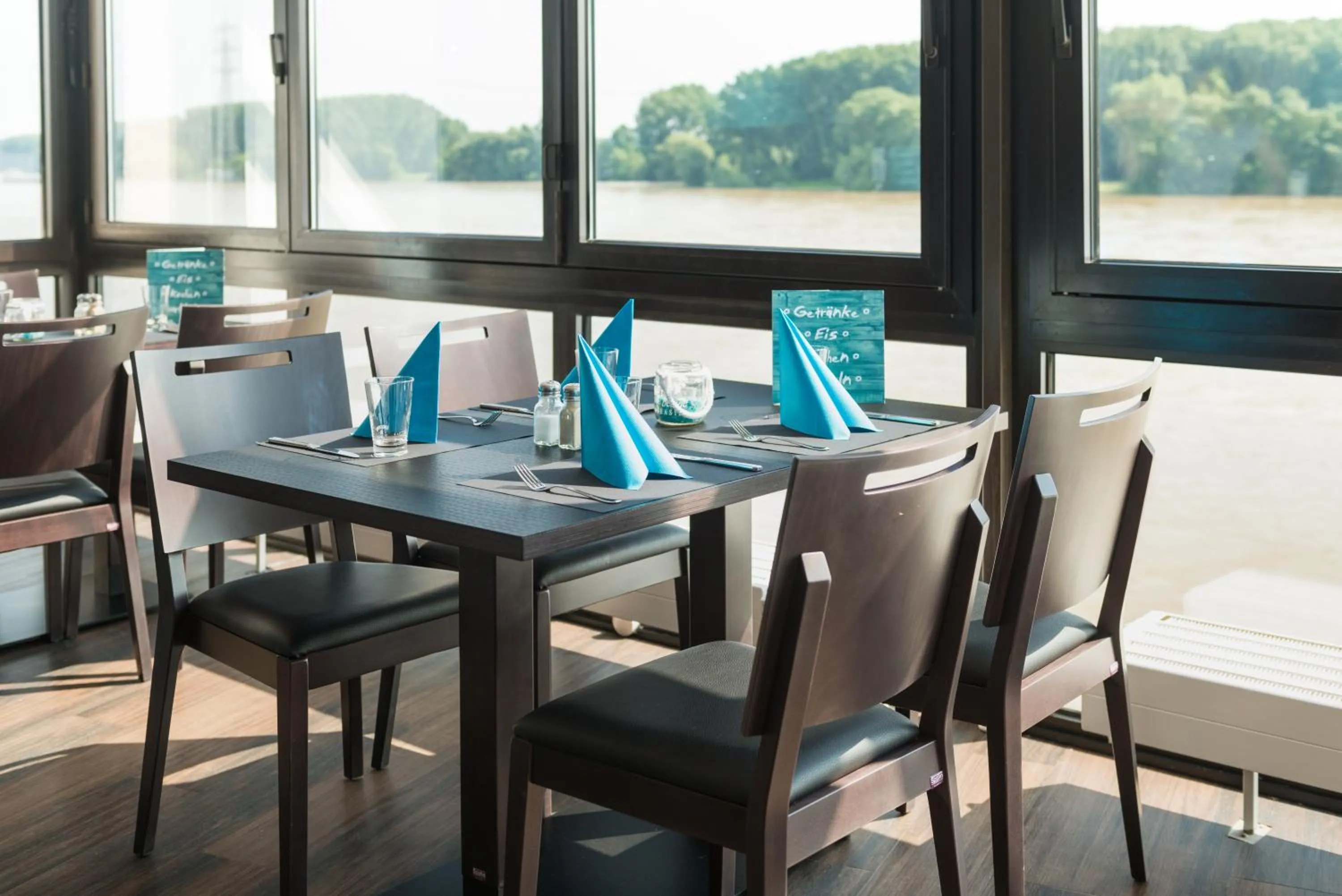 Restaurant/places to eat in Rheinterrassen Hotel Café Restaurant