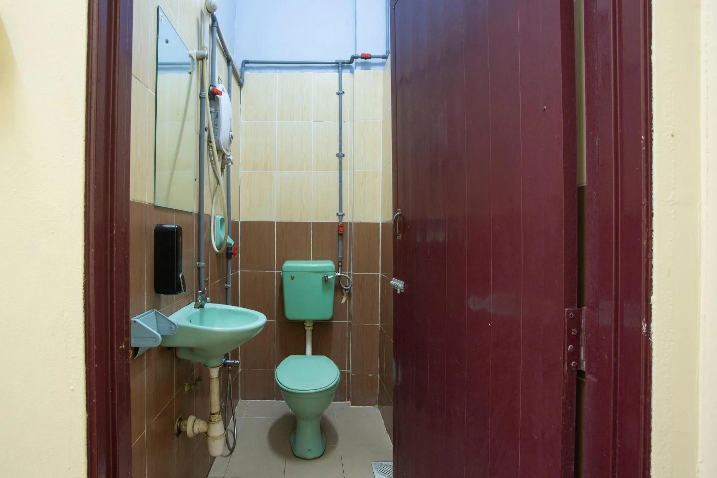 Bathroom in SPOT ON 90137 Casavilla Hotel Pudu