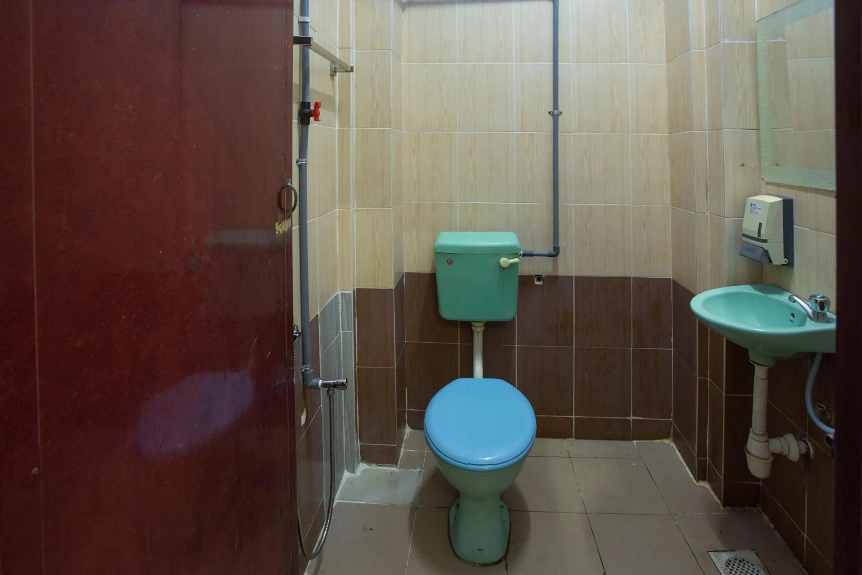 Bathroom in SPOT ON 90137 Casavilla Hotel Pudu