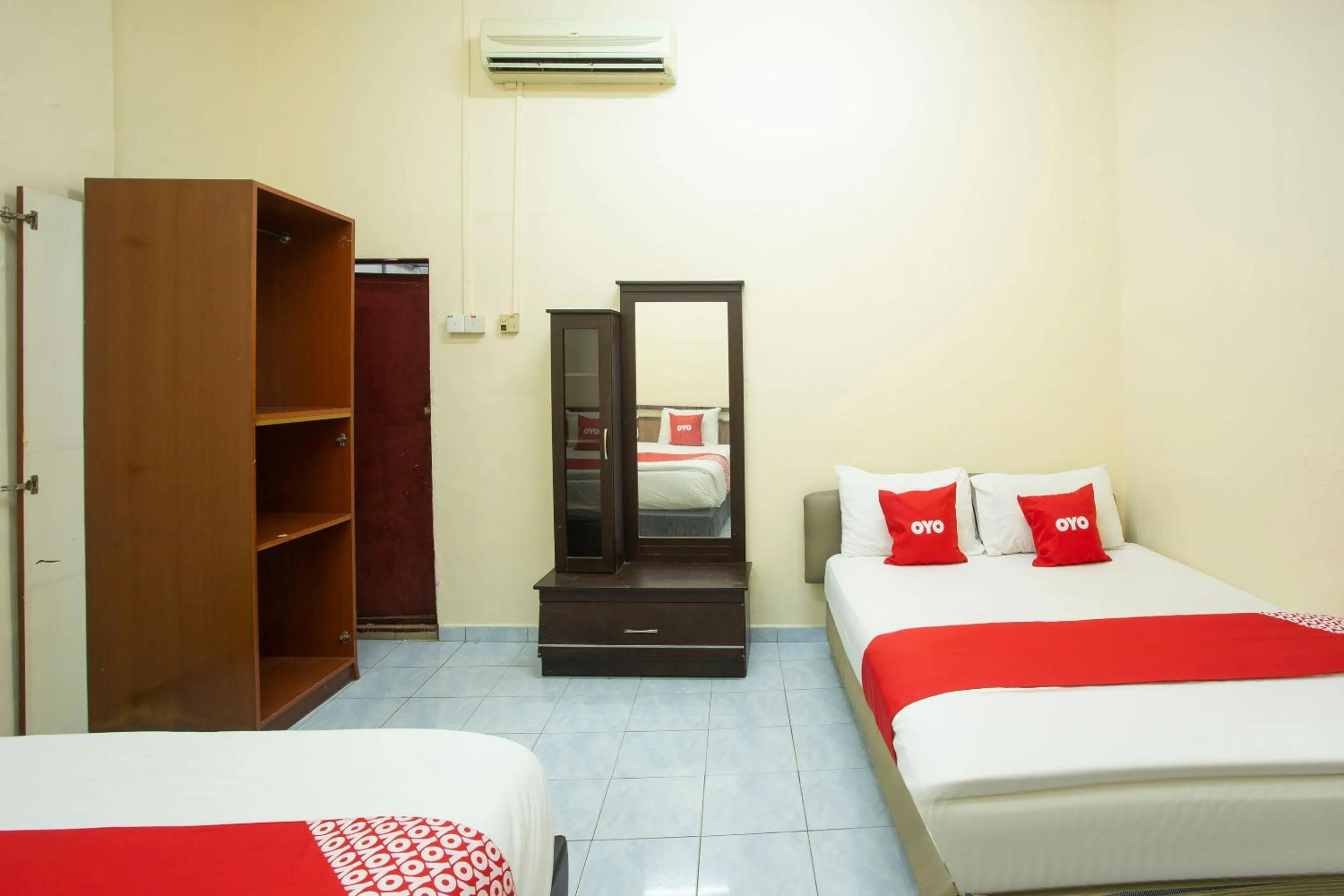 Bedroom, Bed in SPOT ON 90137 Casavilla Hotel Pudu