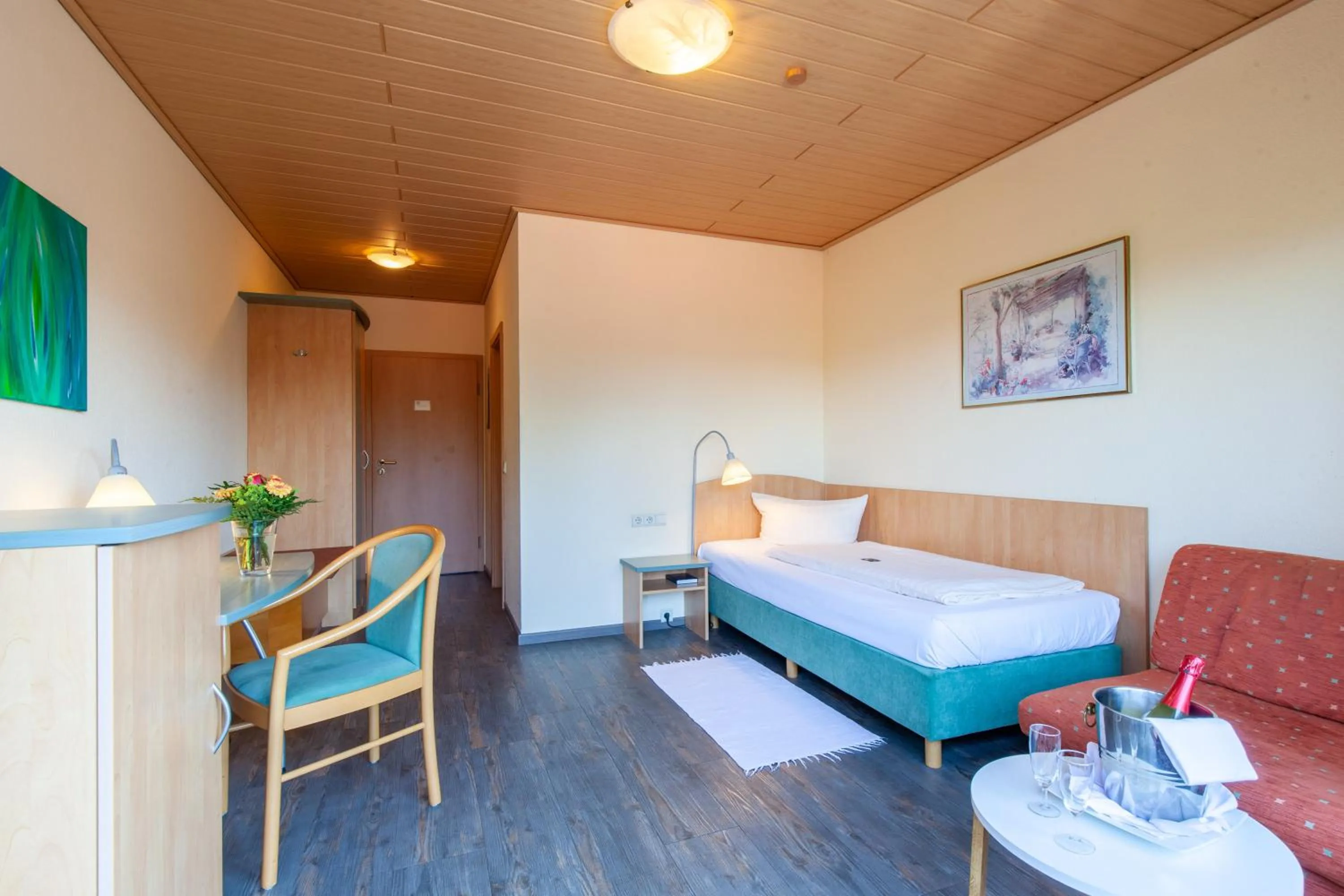 Shower, Bed in Landgasthof 'Zur Quelle'