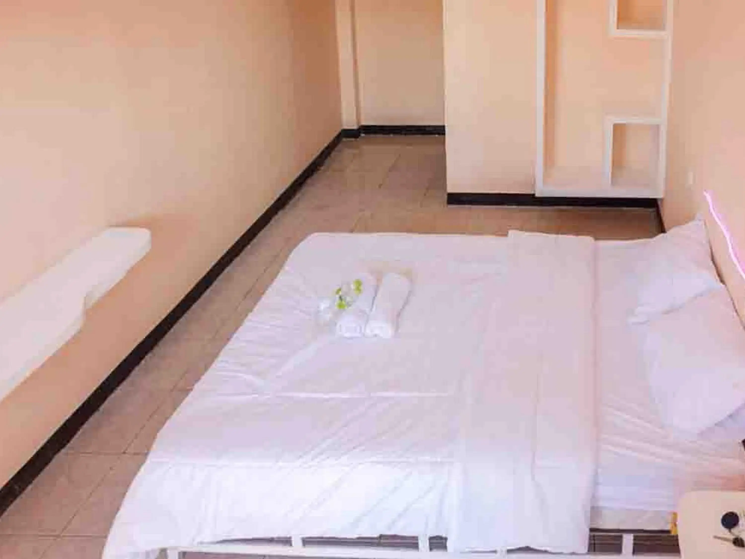 Bed in Artayya Puri 2 near Alun Alun Caruban Mitra RedDoorz Bed in Artayya Puri 2 near Alun Alun Caruban Mitra RedDoorz
