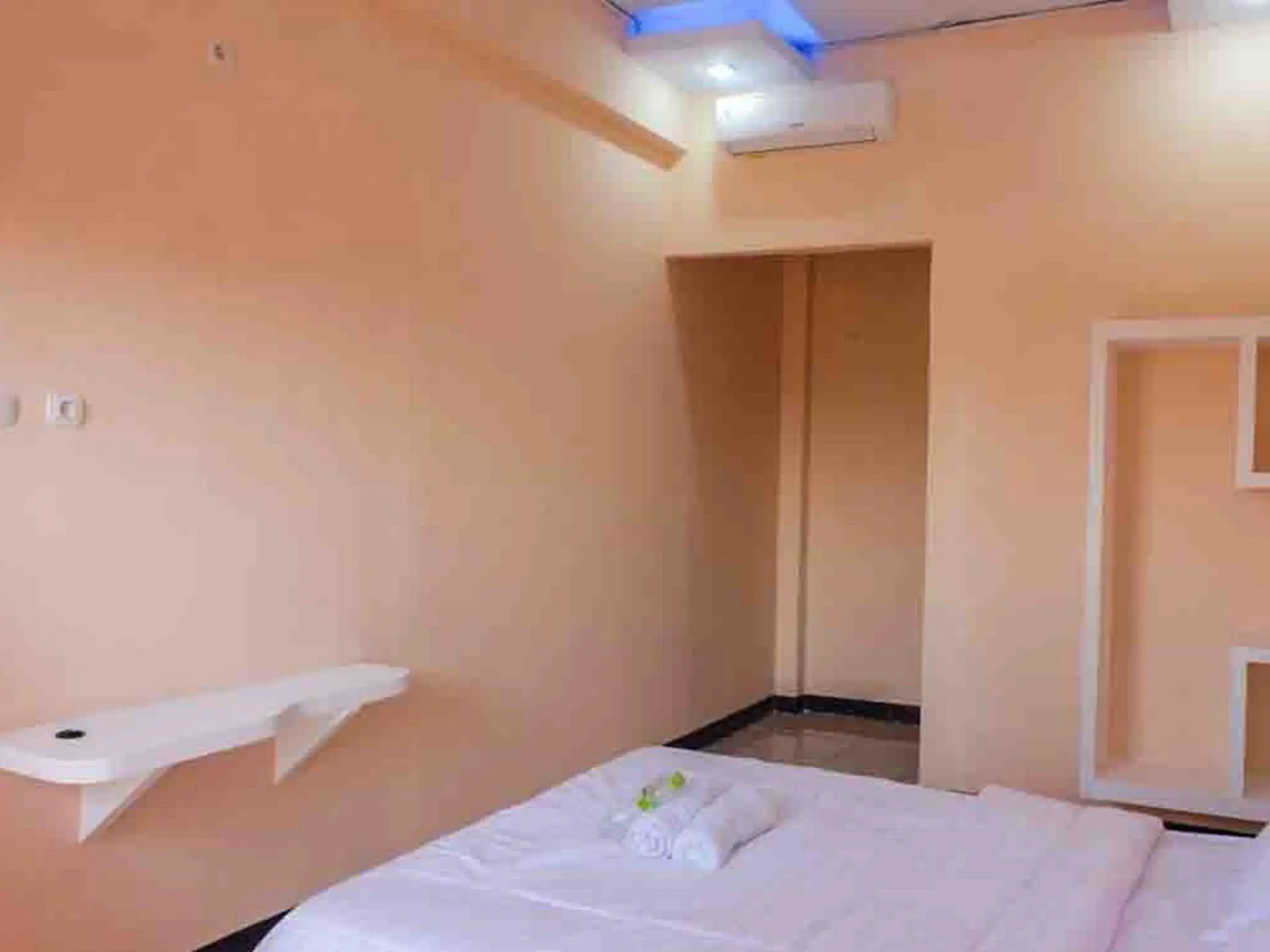 Bed in Artayya Puri 2 near Alun Alun Caruban Mitra RedDoorz Bed in Artayya Puri 2 near Alun Alun Caruban Mitra RedDoorz