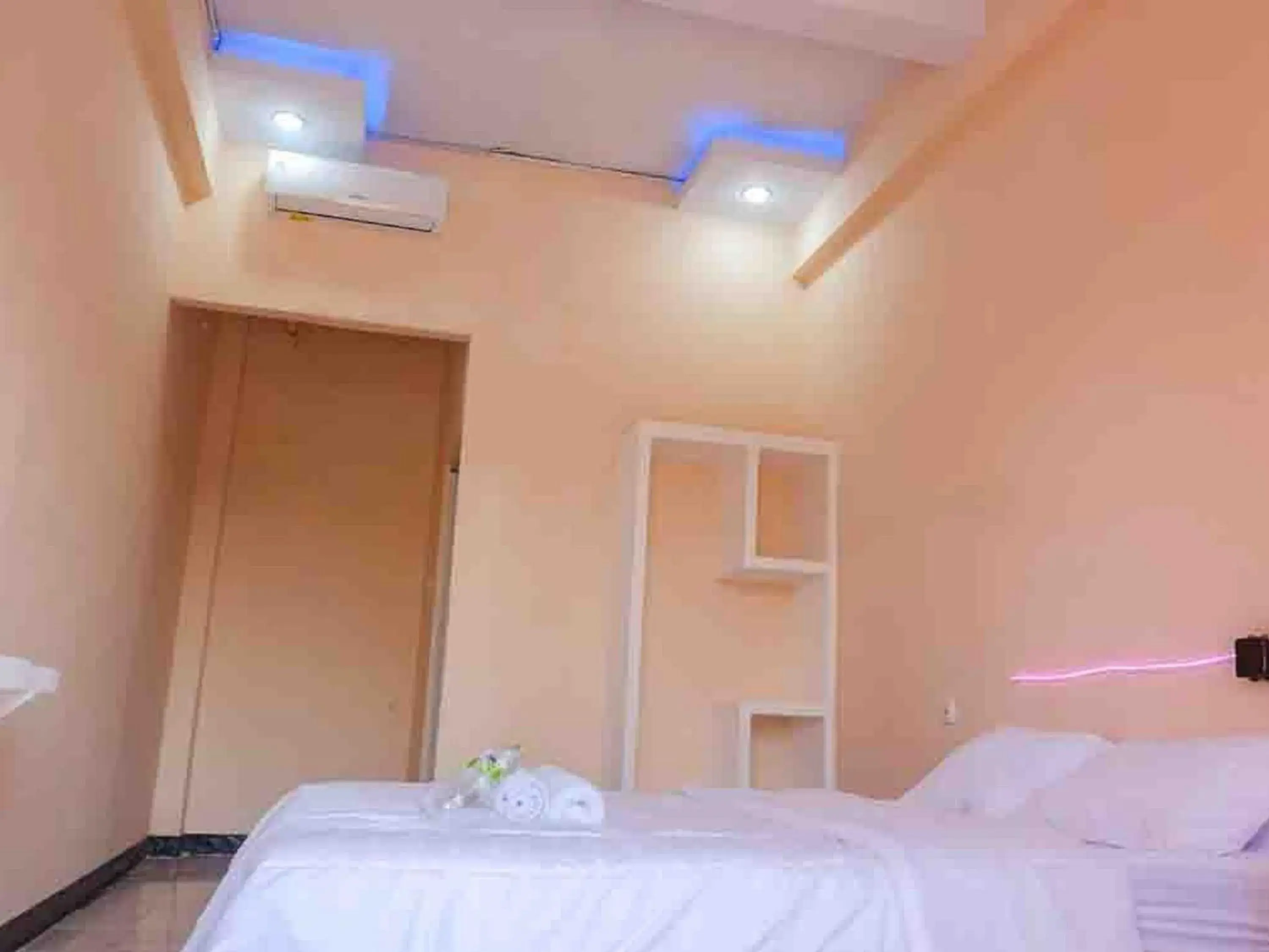 Bed in Artayya Puri 2 near Alun Alun Caruban Mitra RedDoorz Bed in Artayya Puri 2 near Alun Alun Caruban Mitra RedDoorz