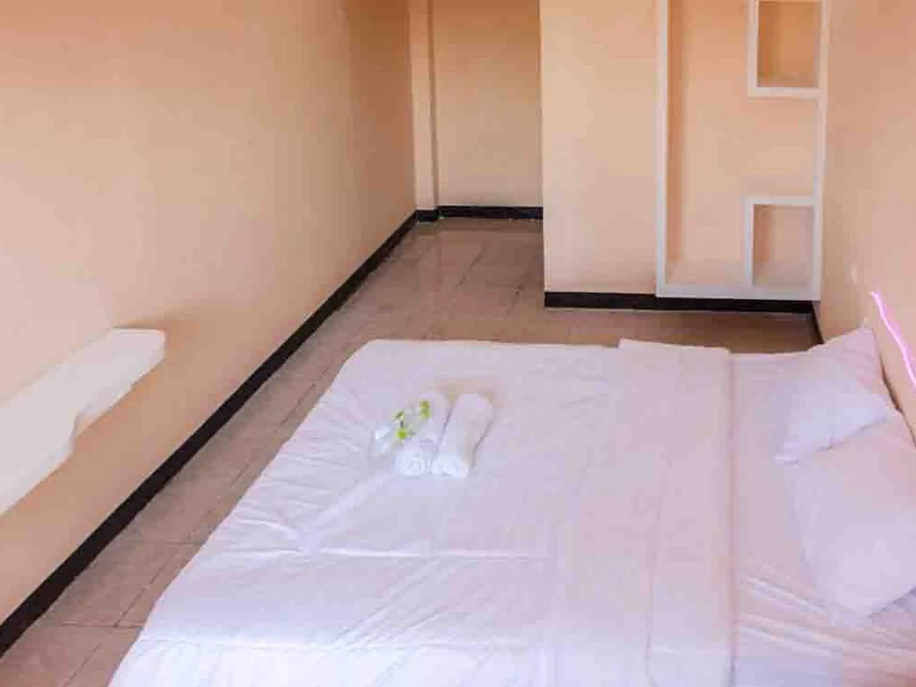 Bed in Artayya Puri 2 near Alun Alun Caruban Mitra RedDoorz Bed in Artayya Puri 2 near Alun Alun Caruban Mitra RedDoorz