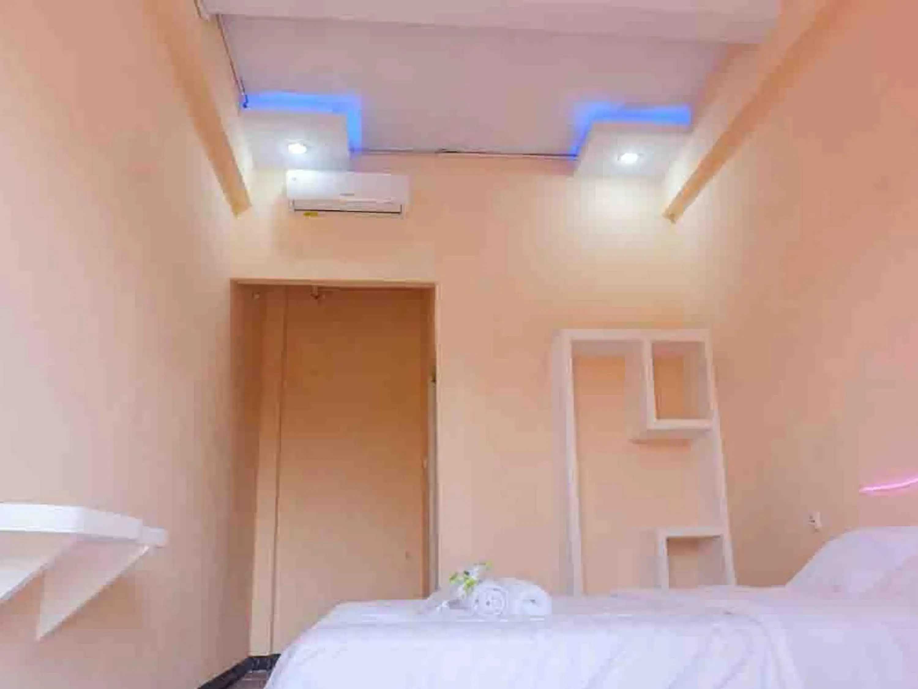 Bed in Artayya Puri 2 near Alun Alun Caruban Mitra RedDoorz Bed in Artayya Puri 2 near Alun Alun Caruban Mitra RedDoorz