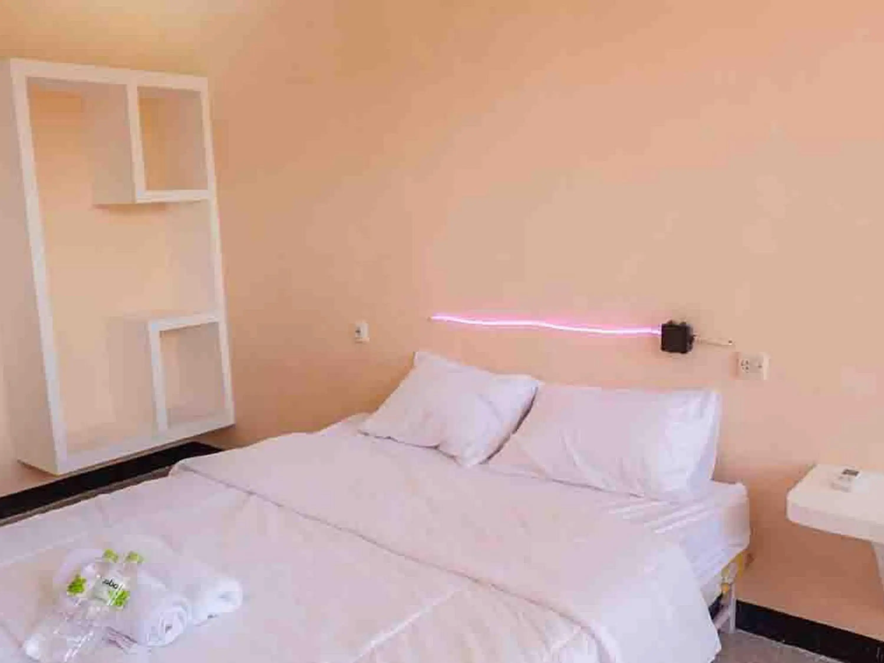 Bed in Artayya Puri 2 near Alun Alun Caruban Mitra RedDoorz Bed in Artayya Puri 2 near Alun Alun Caruban Mitra RedDoorz