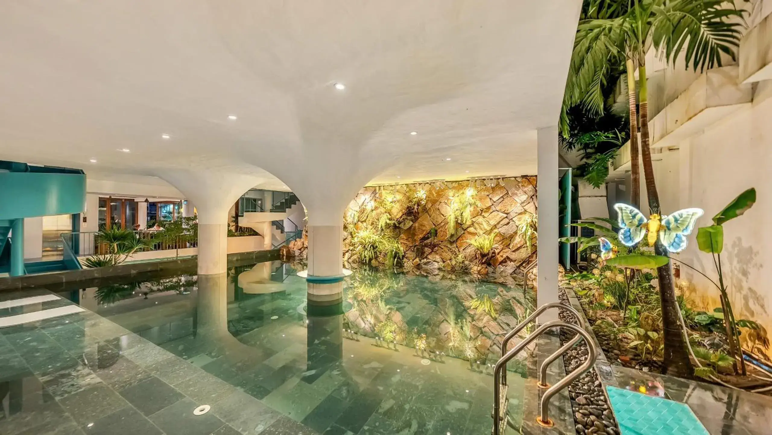 Swimming pool in Hotel Le Bouton Swimming pool in Hotel Le Bouton